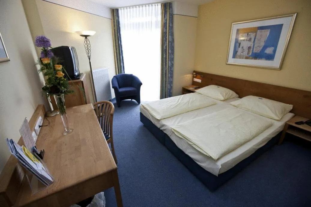 Photo of the whole room, Bed in Hotel Rheinpark Rees