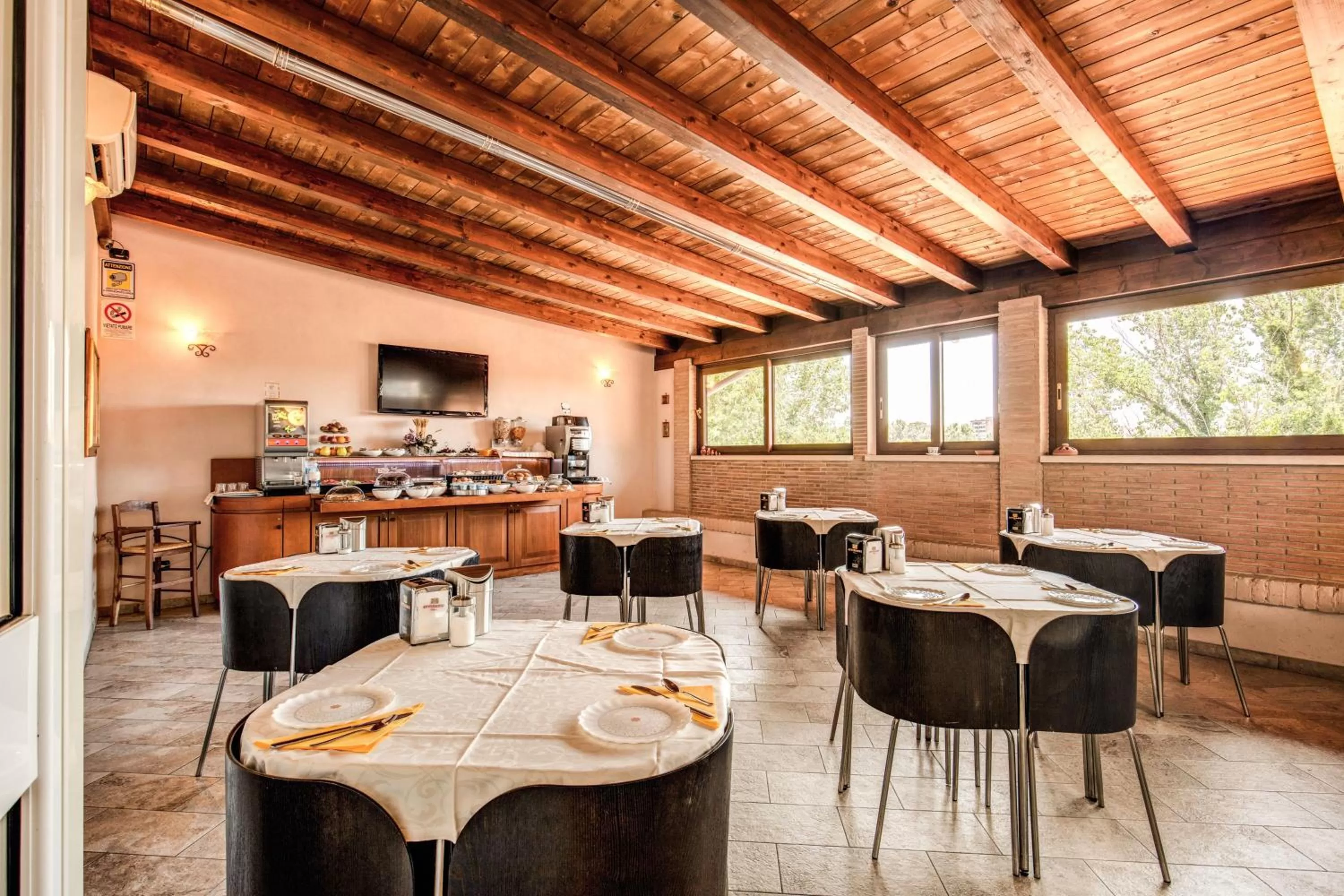 Restaurant/places to eat in Hotel Roma Tiburtina Metro