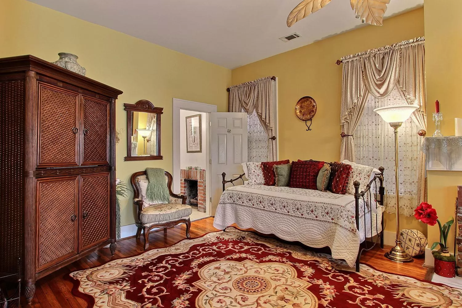 Seating area, Bed in Green Palm Inn