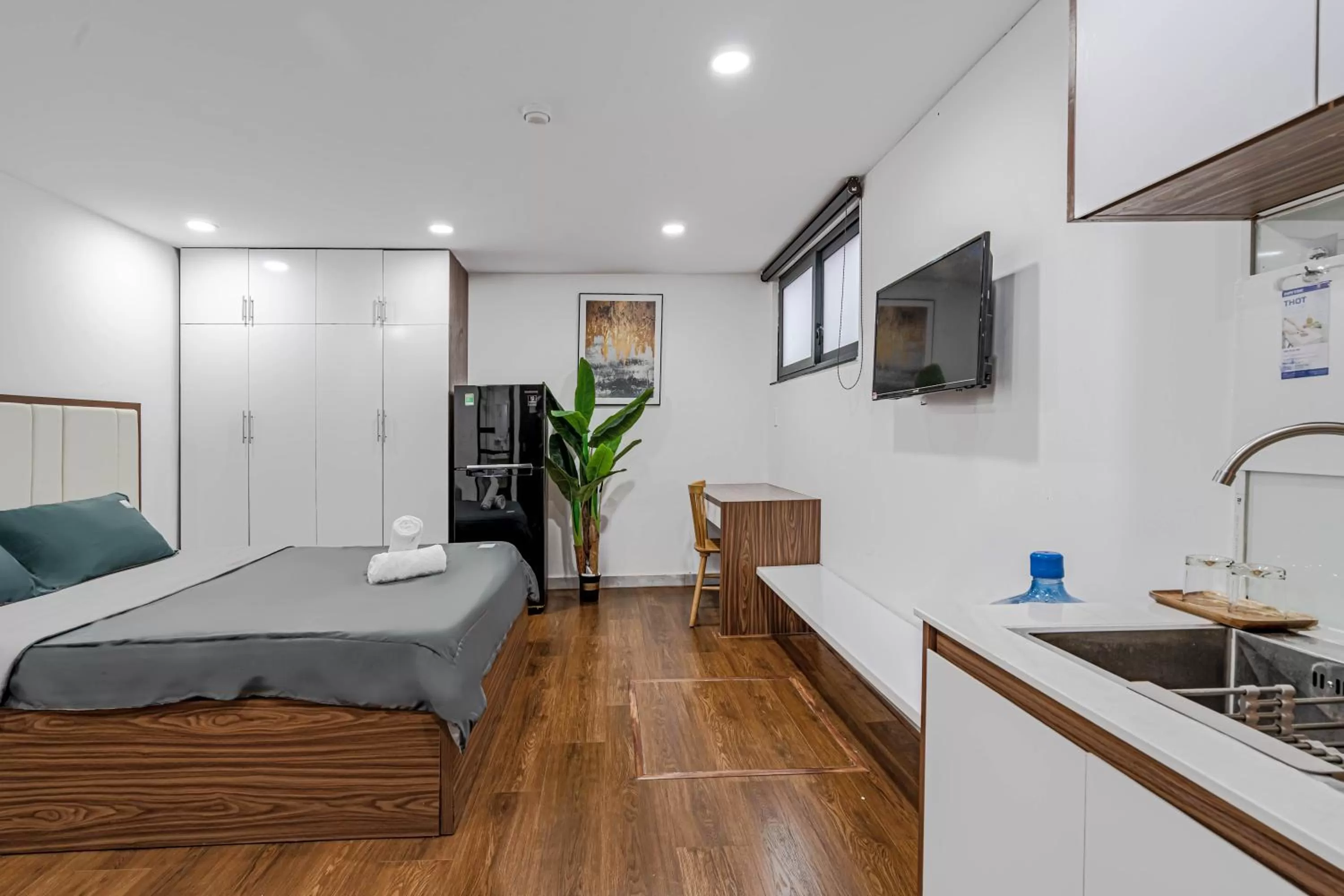 Photo of the whole room, Bed in Spring Hill Apartment -The High Class