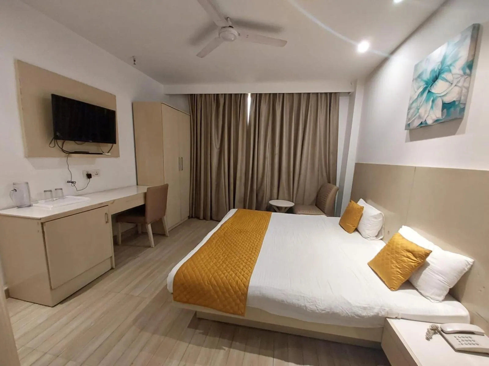 Bed in Hotel Shanti Palace