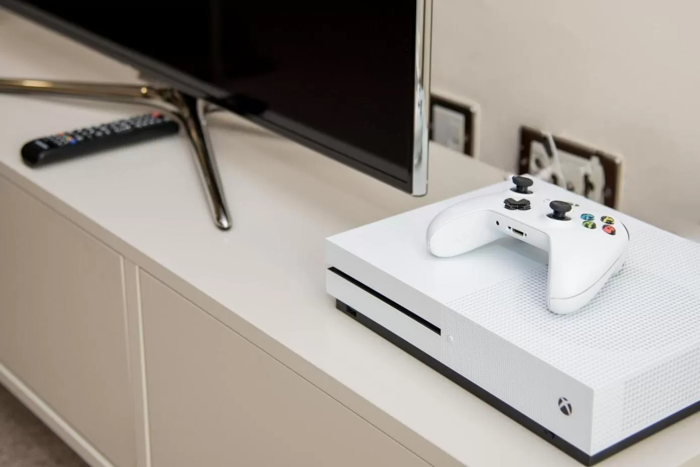 Other, TV/Entertainment Center in Dazzon Apartments - HUB - Central MK