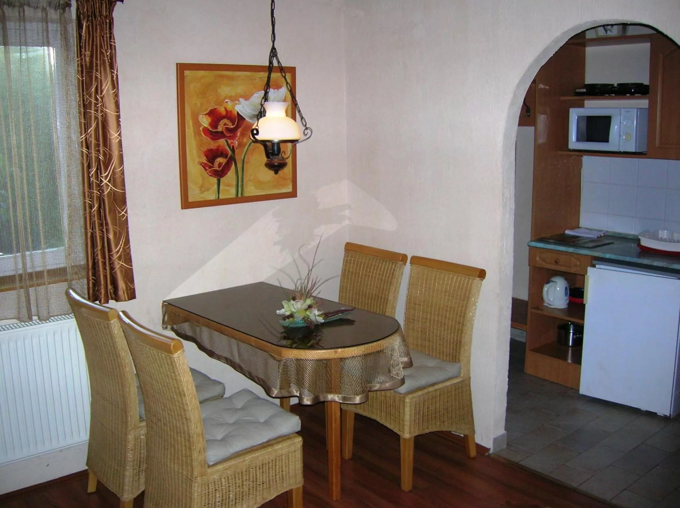 Kitchen or kitchenette, Dining Area in Green Park Villa