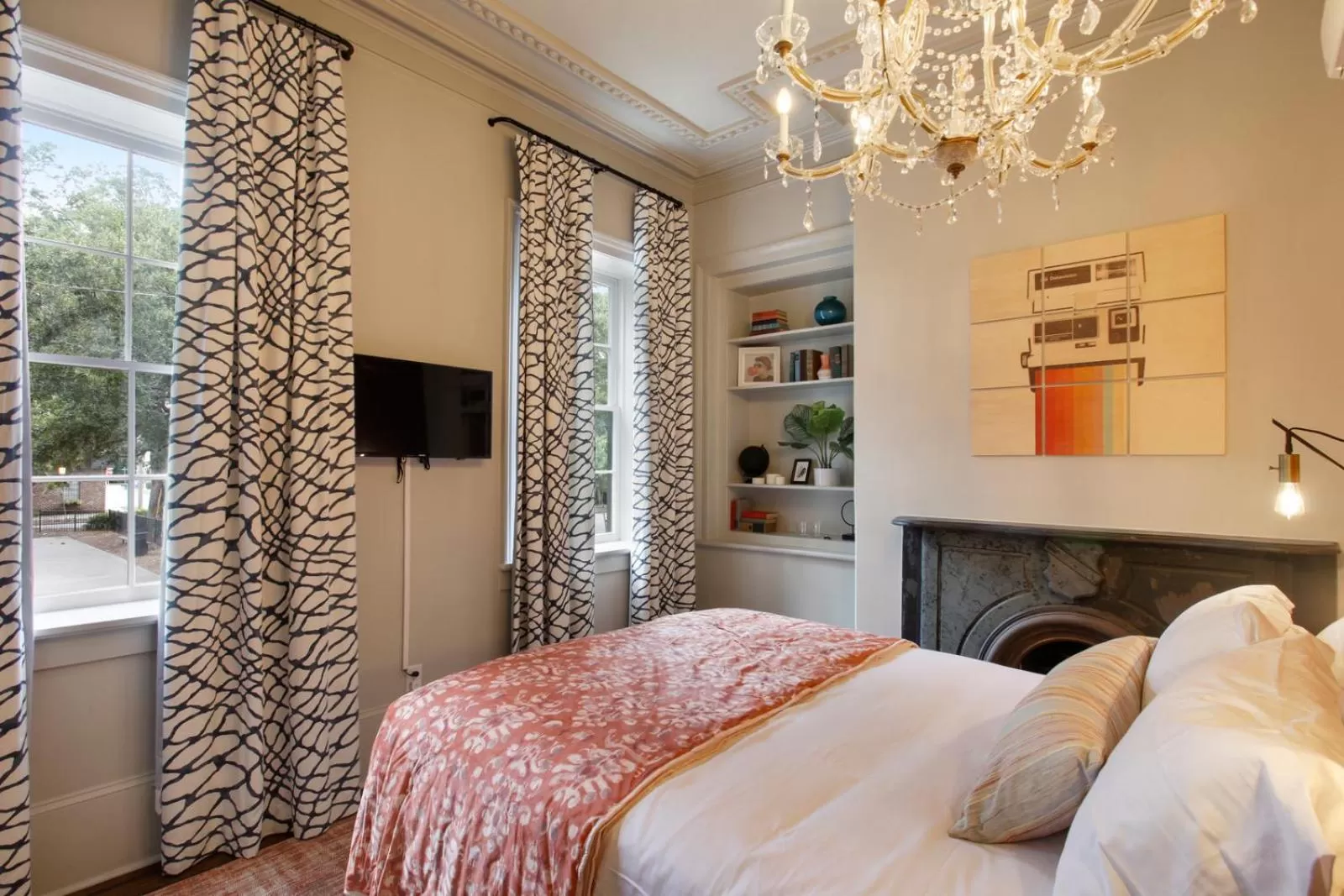 Bed in The Present Hotel