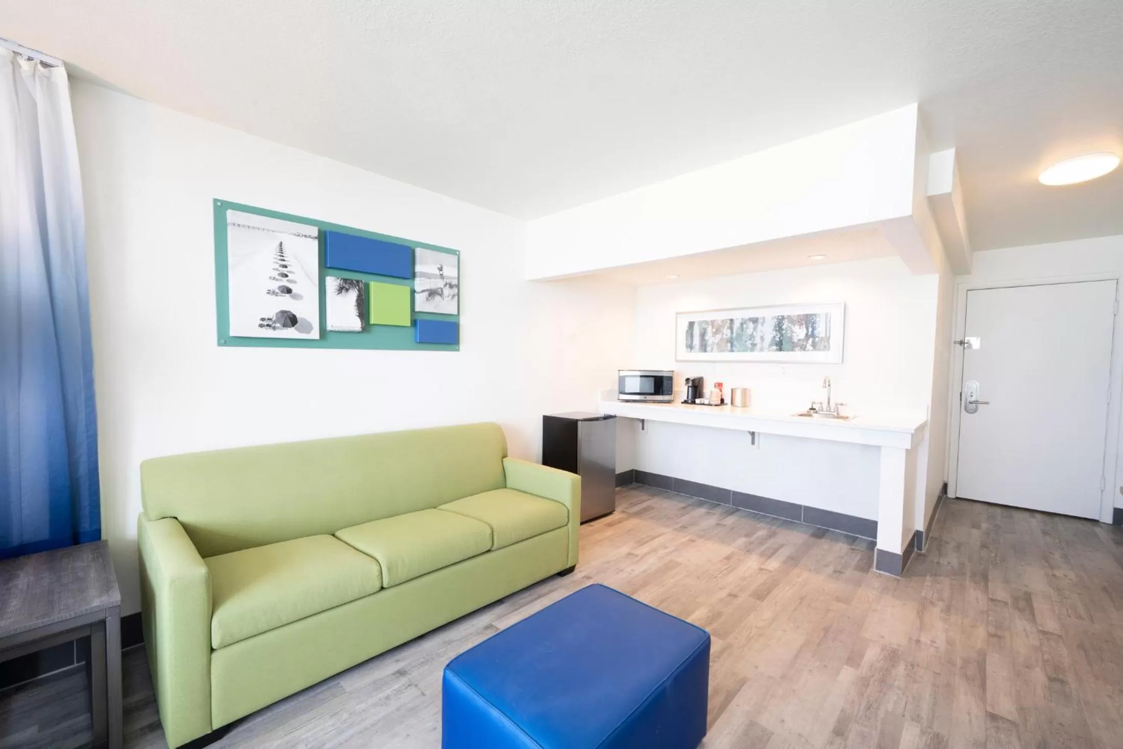 Living room, Bed in The Island Resort at Fort Walton Beach