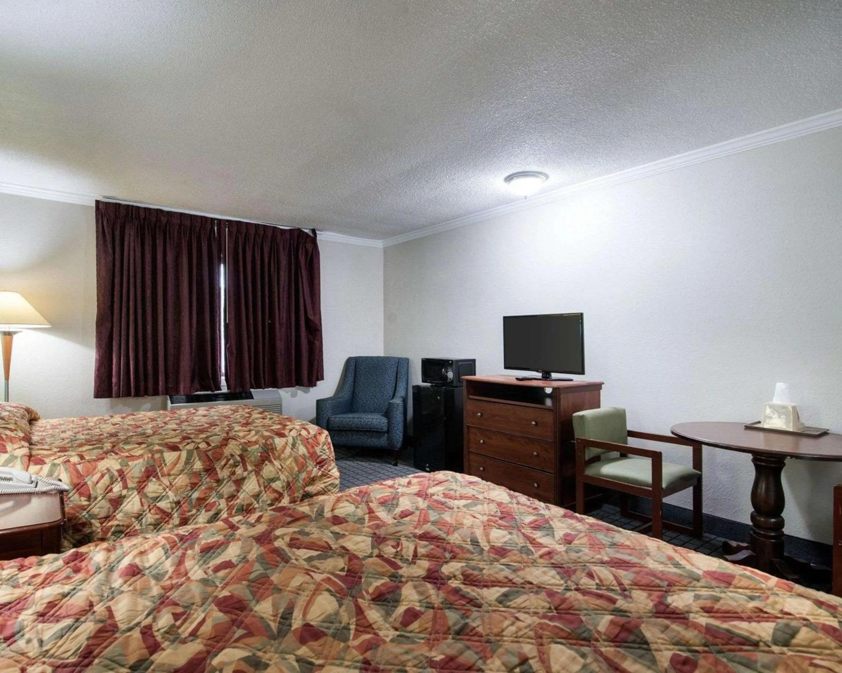 Photo of the whole room, Bed in Rodeway Inn Syracuse Carrier Circle