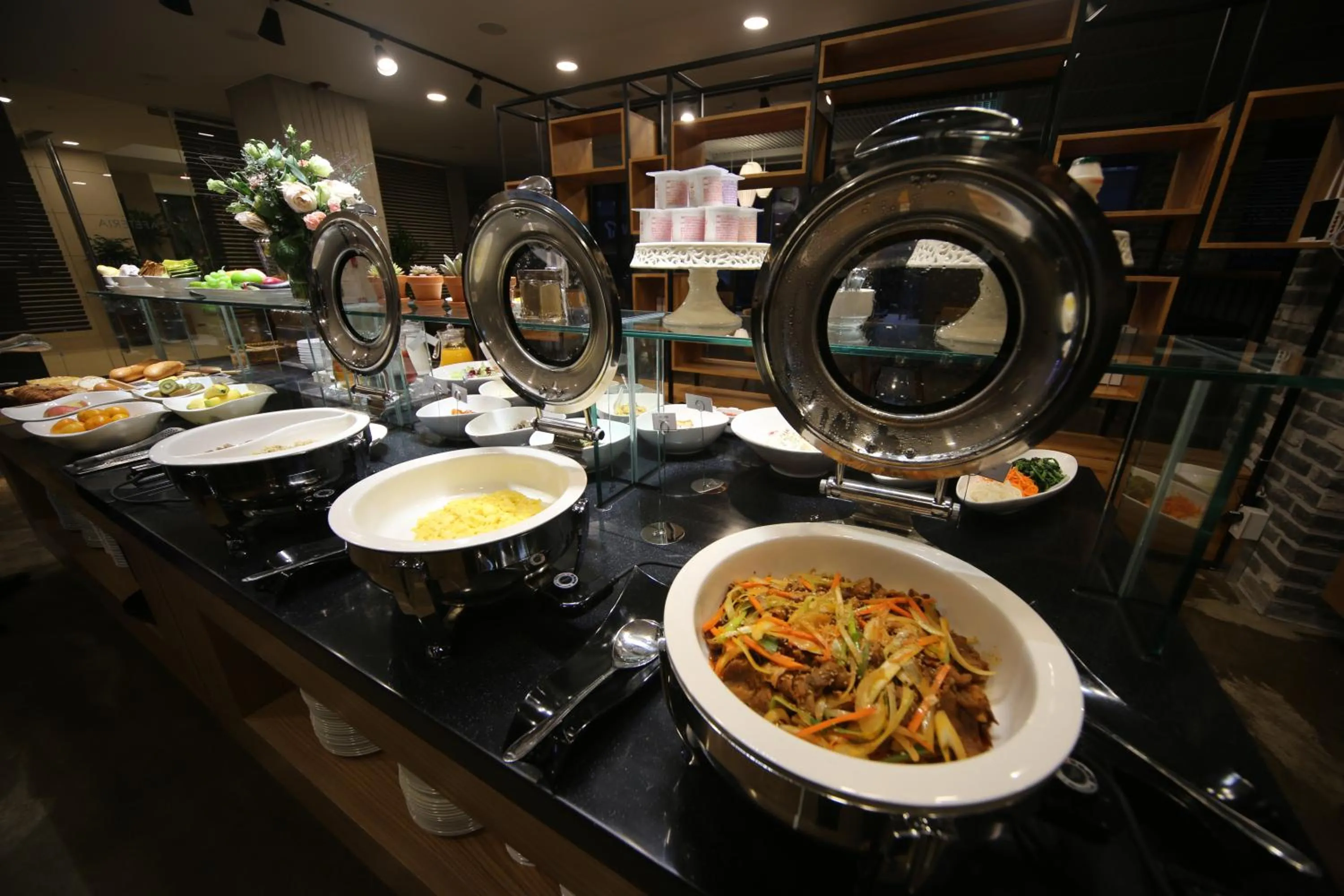 Restaurant/places to eat in Hotel Noblestay