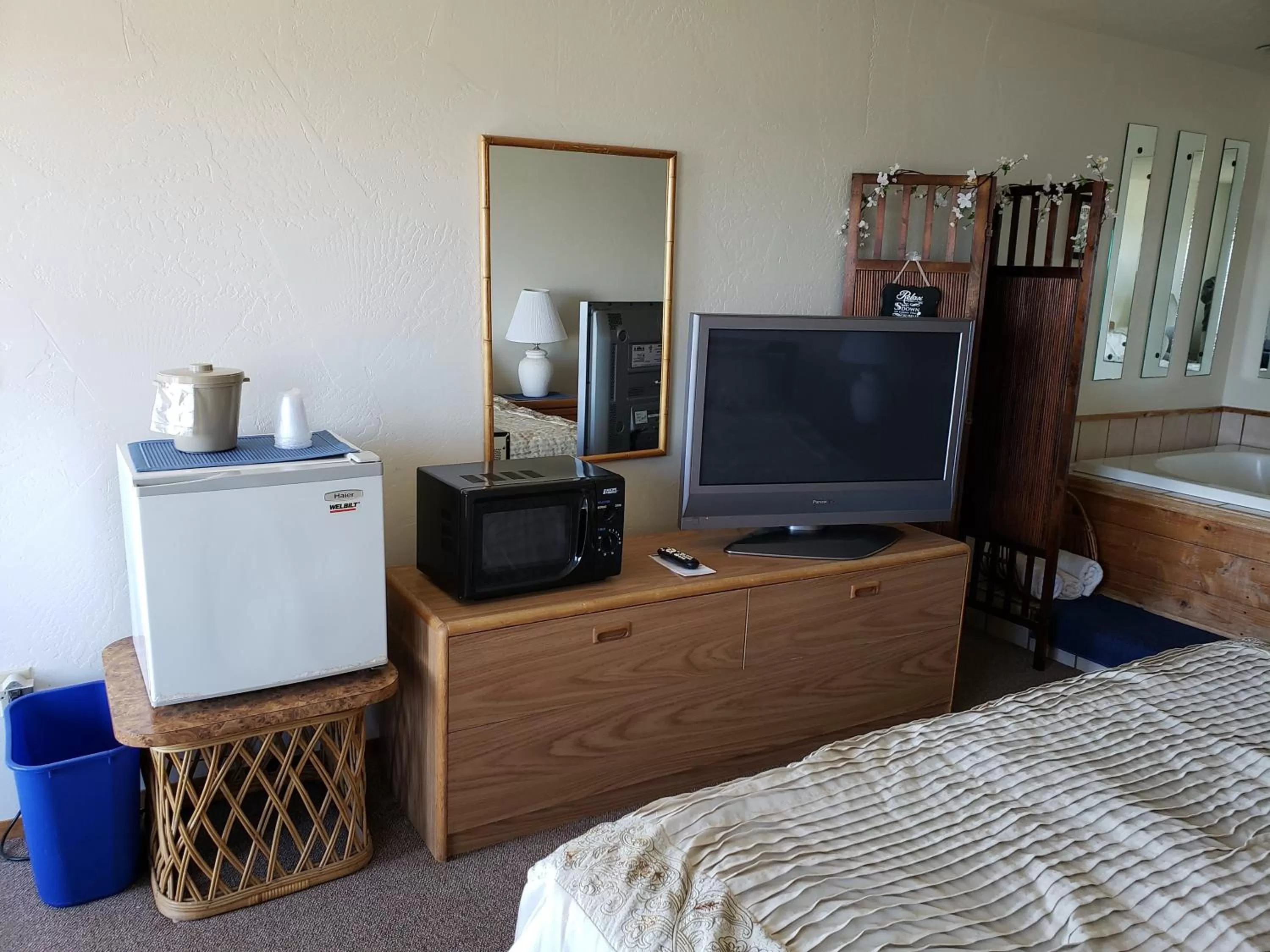 Bed in Algoma Beach Motel