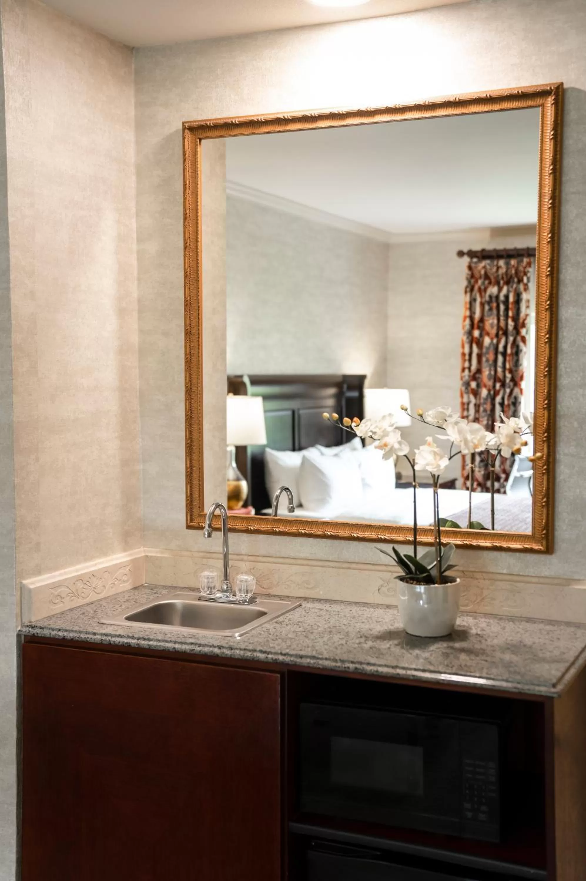 Kitchen or kitchenette in Ayres Hotel Costa Mesa Newport Beach