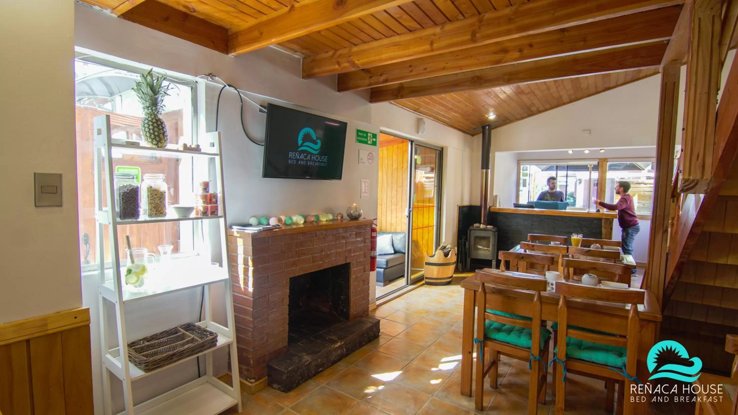 Dining area in Reñaca House Bed & Breakfast