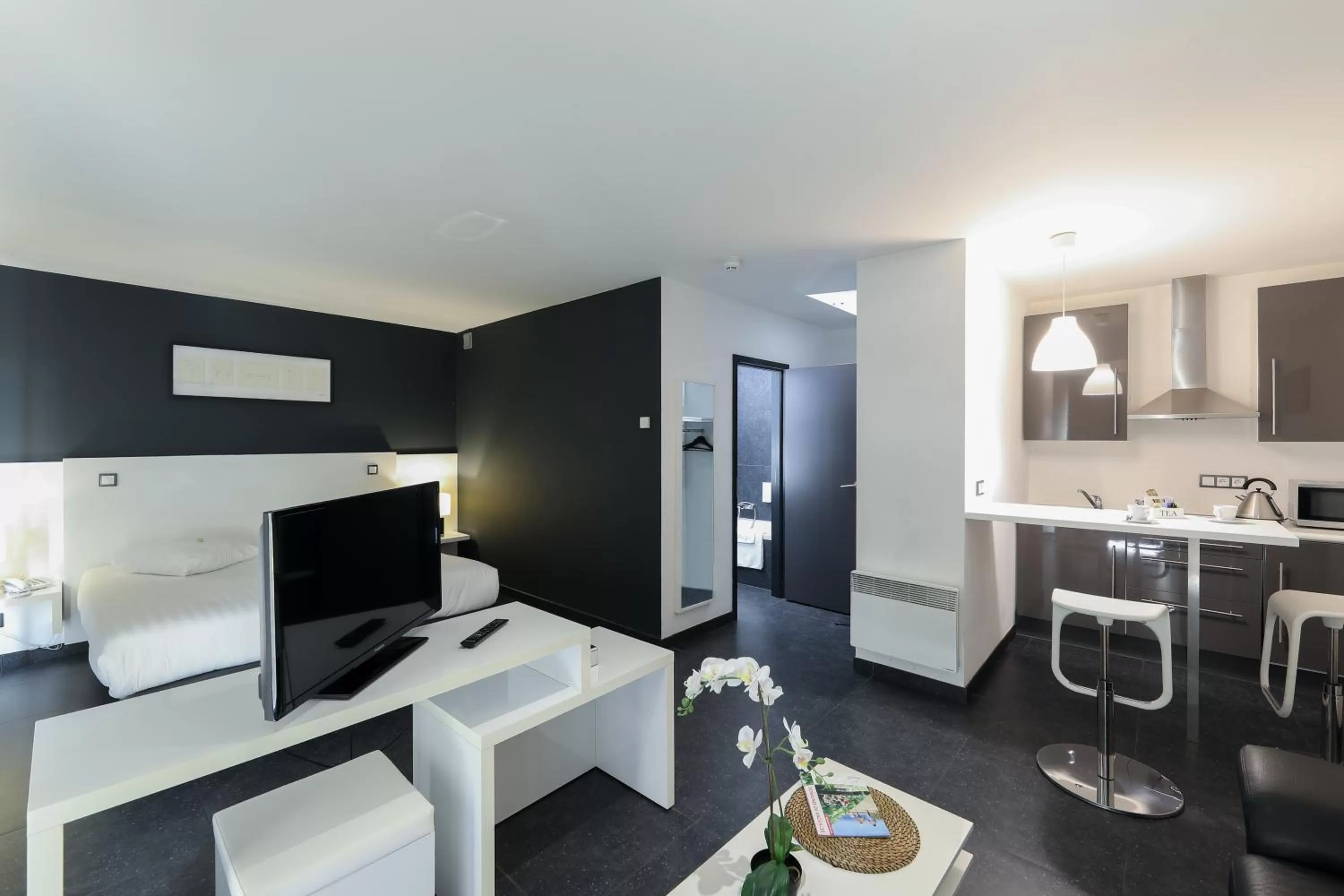 Kitchen or kitchenette, TV/Entertainment Center in Hotel Eden Ardenne