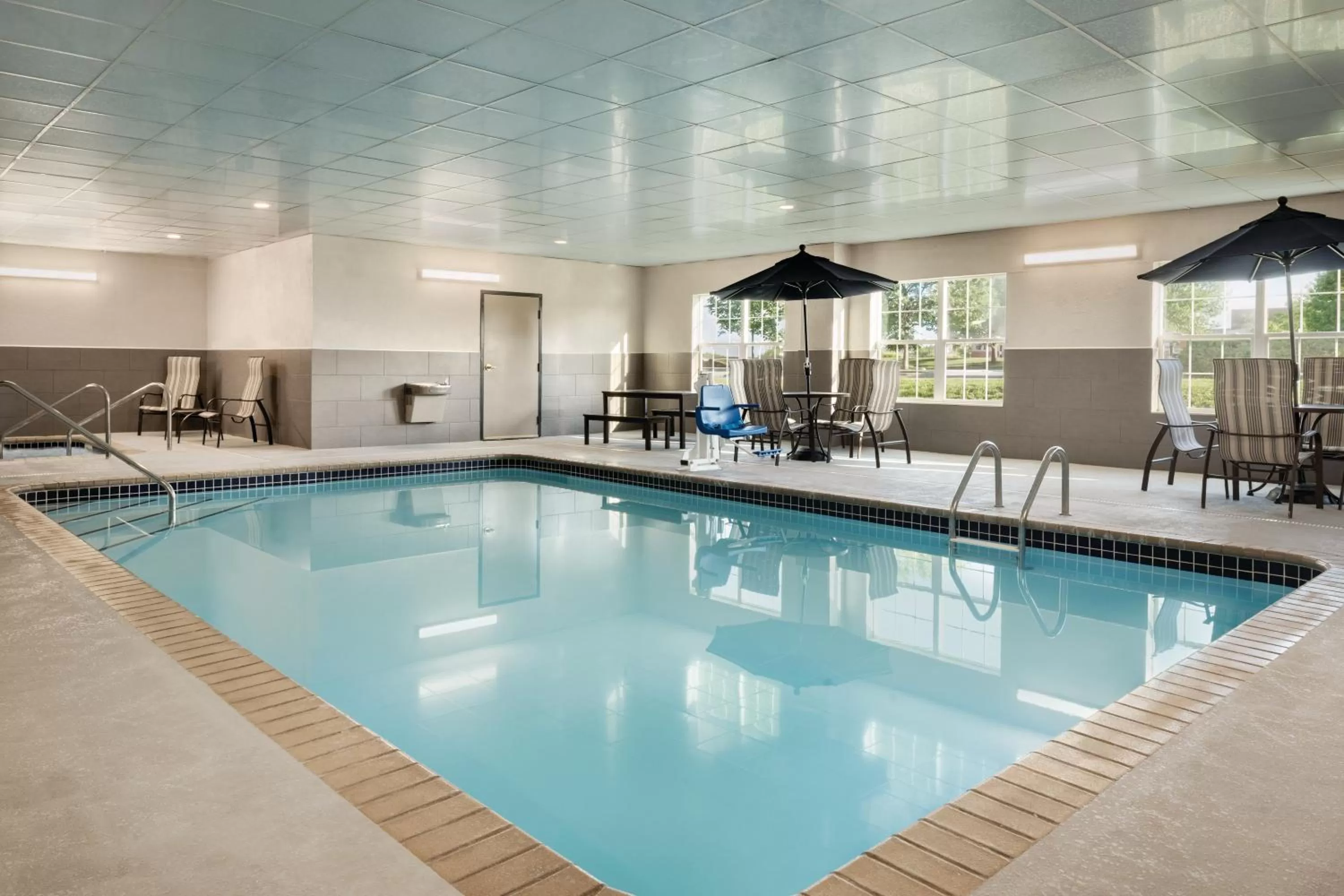 Swimming pool in Country Inn & Suites by Radisson, Coralville, IA