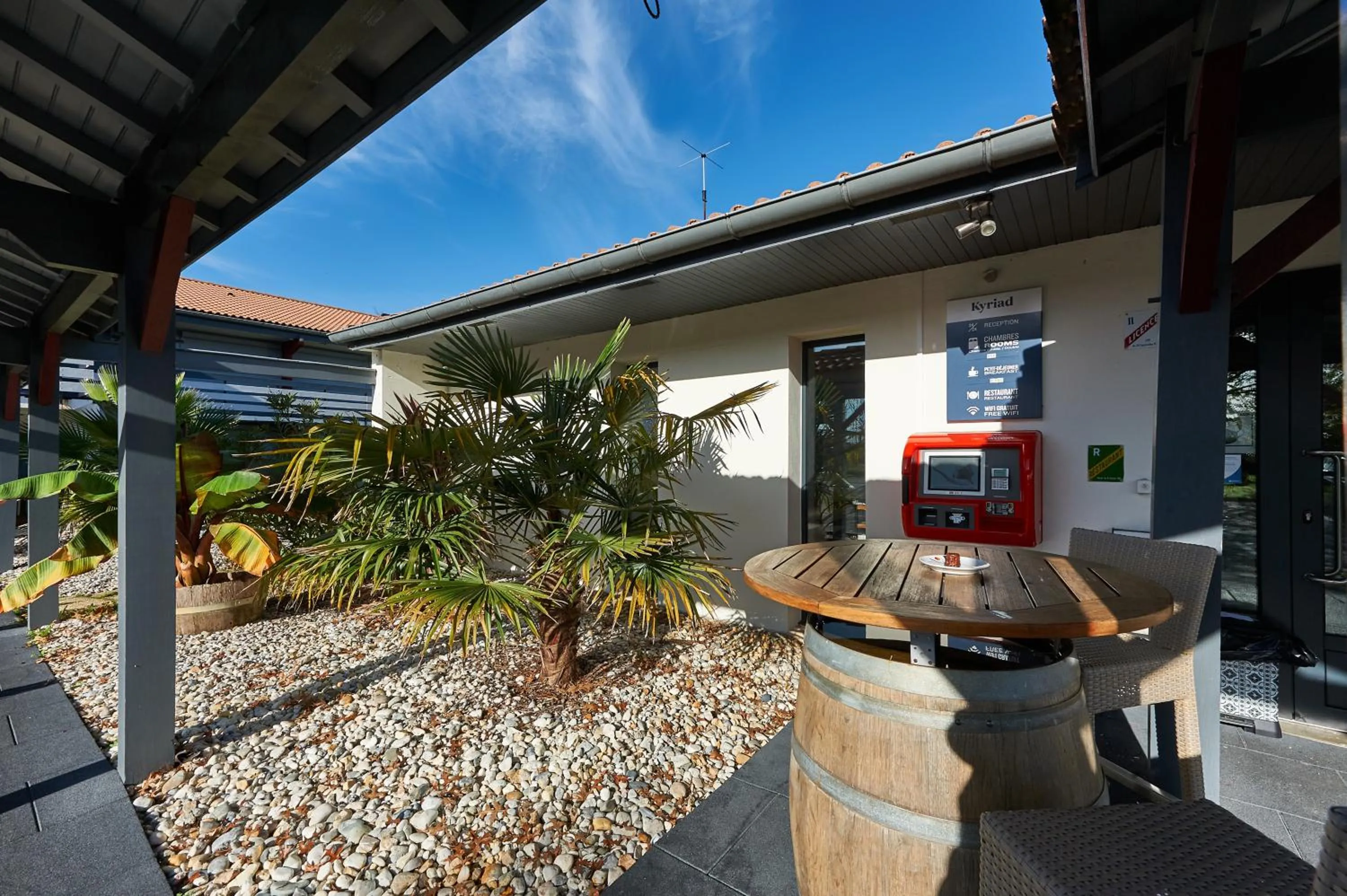 Patio in Kyriad Bordeaux - Merignac Aéroport