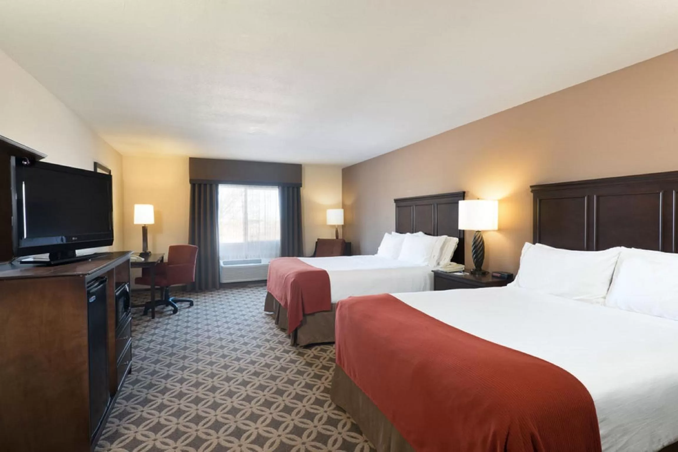 Bed in Holiday Inn Express Show Low by IHG