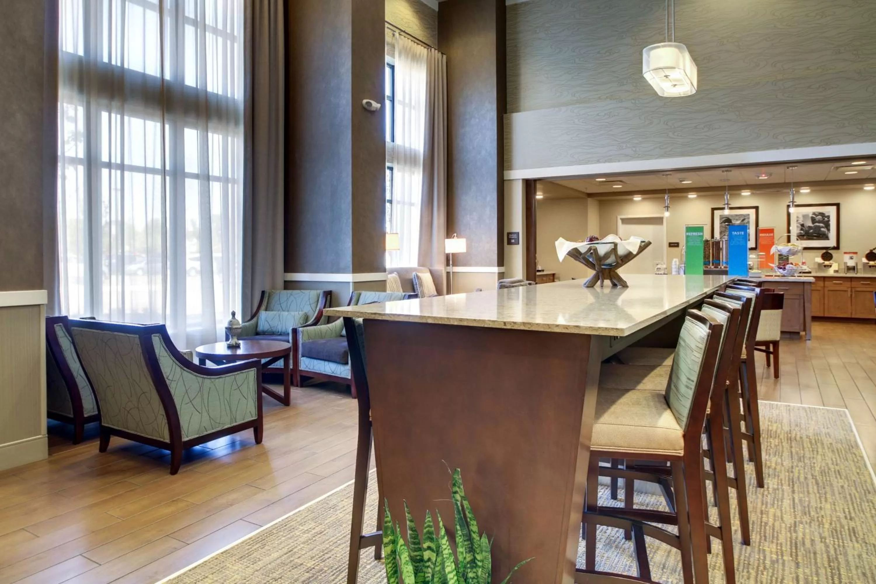 Breakfast in Hampton Inn & Suites Milwaukee West