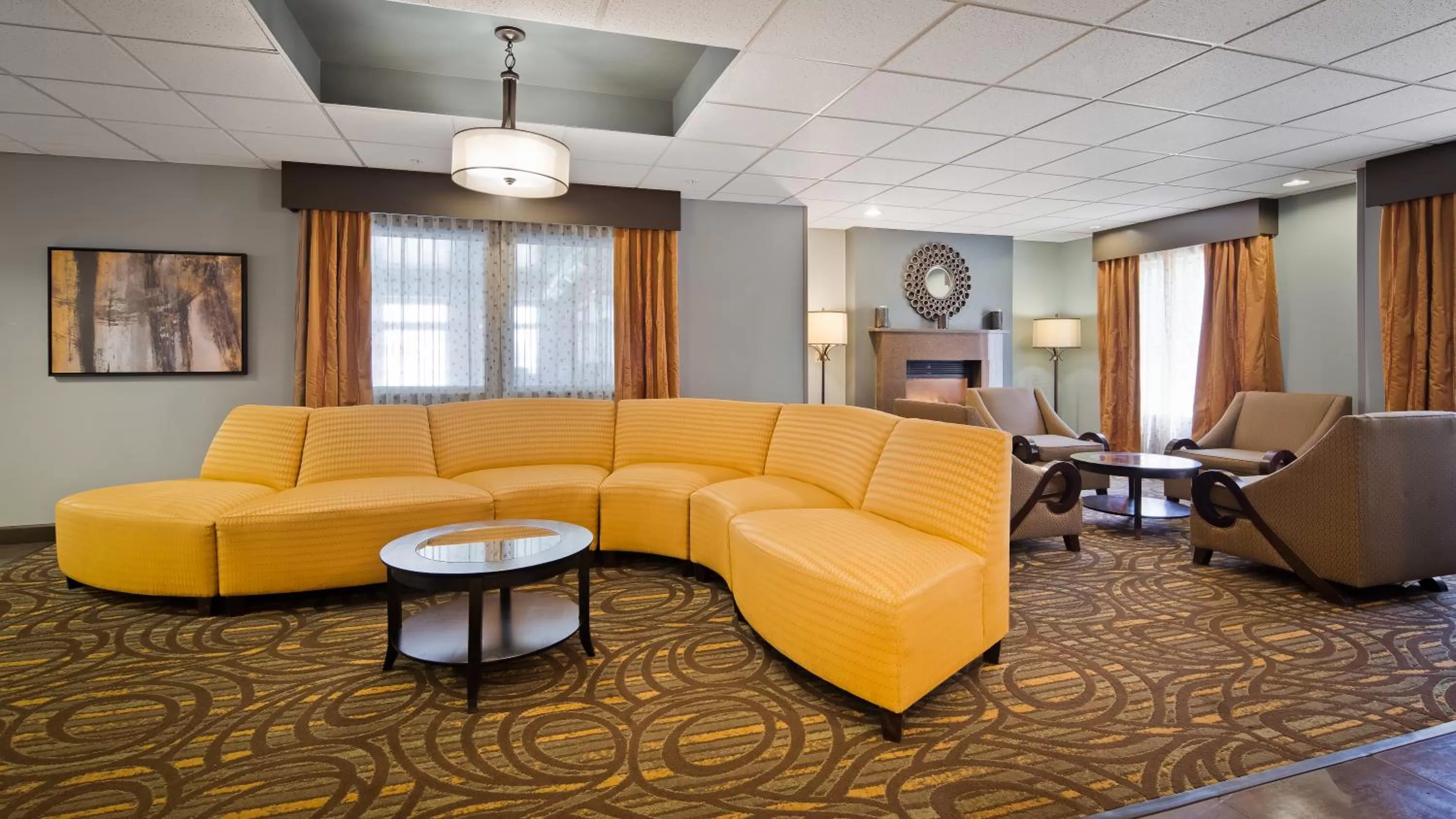 Communal lounge/ TV room in Best Western Plus Coldwater Hotel