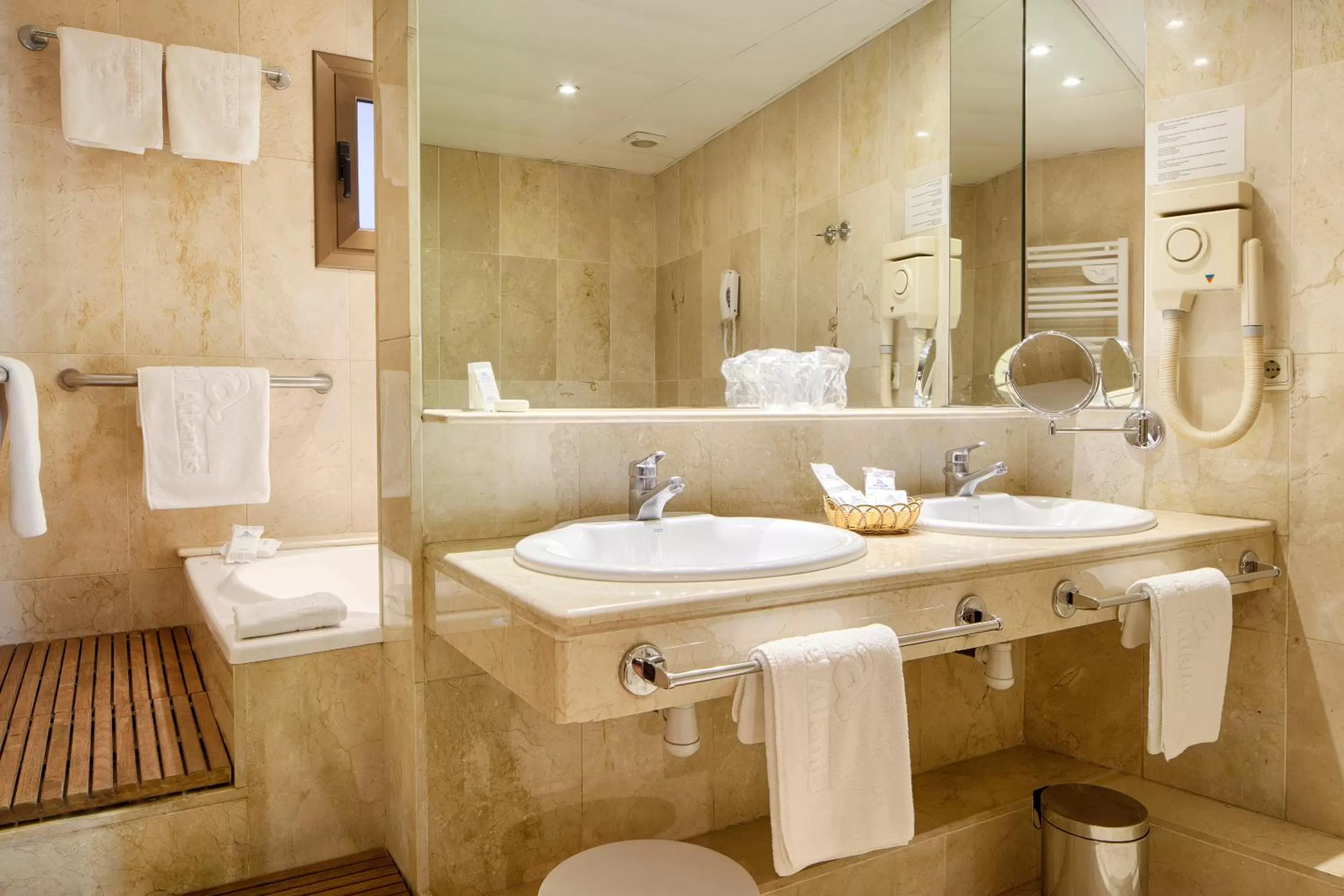 Bathroom in Atlantis by Atbcn