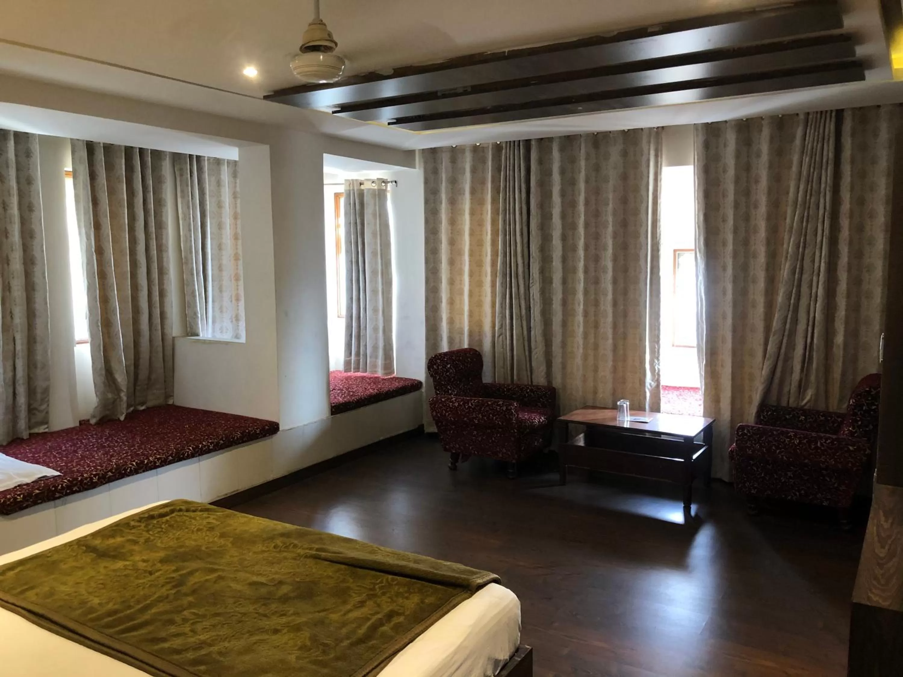 Photo of the whole room, Bed in Hotel Rani Palace at Lake Fatehsagar