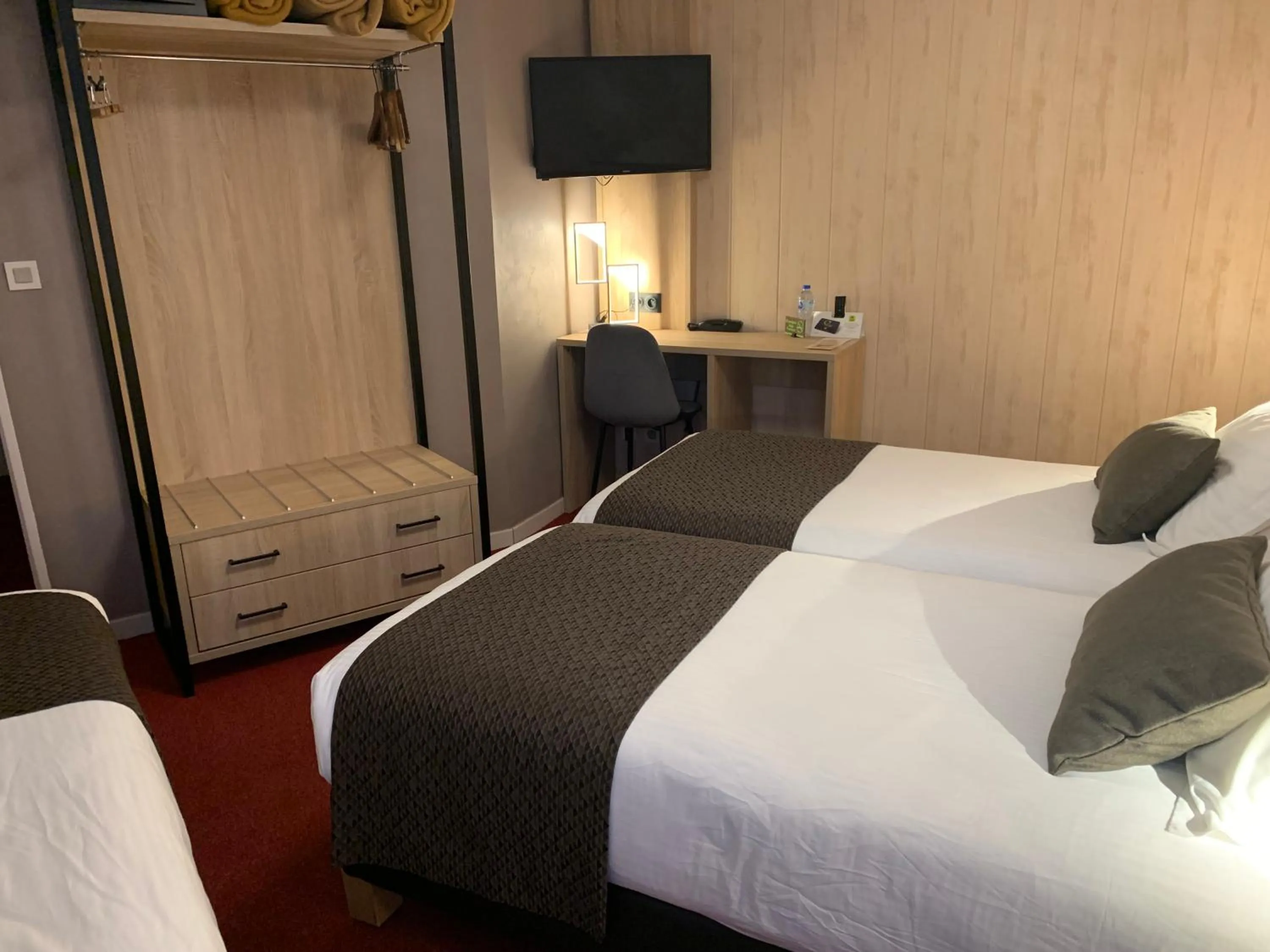 Bed in Logis Hotel Le Lac