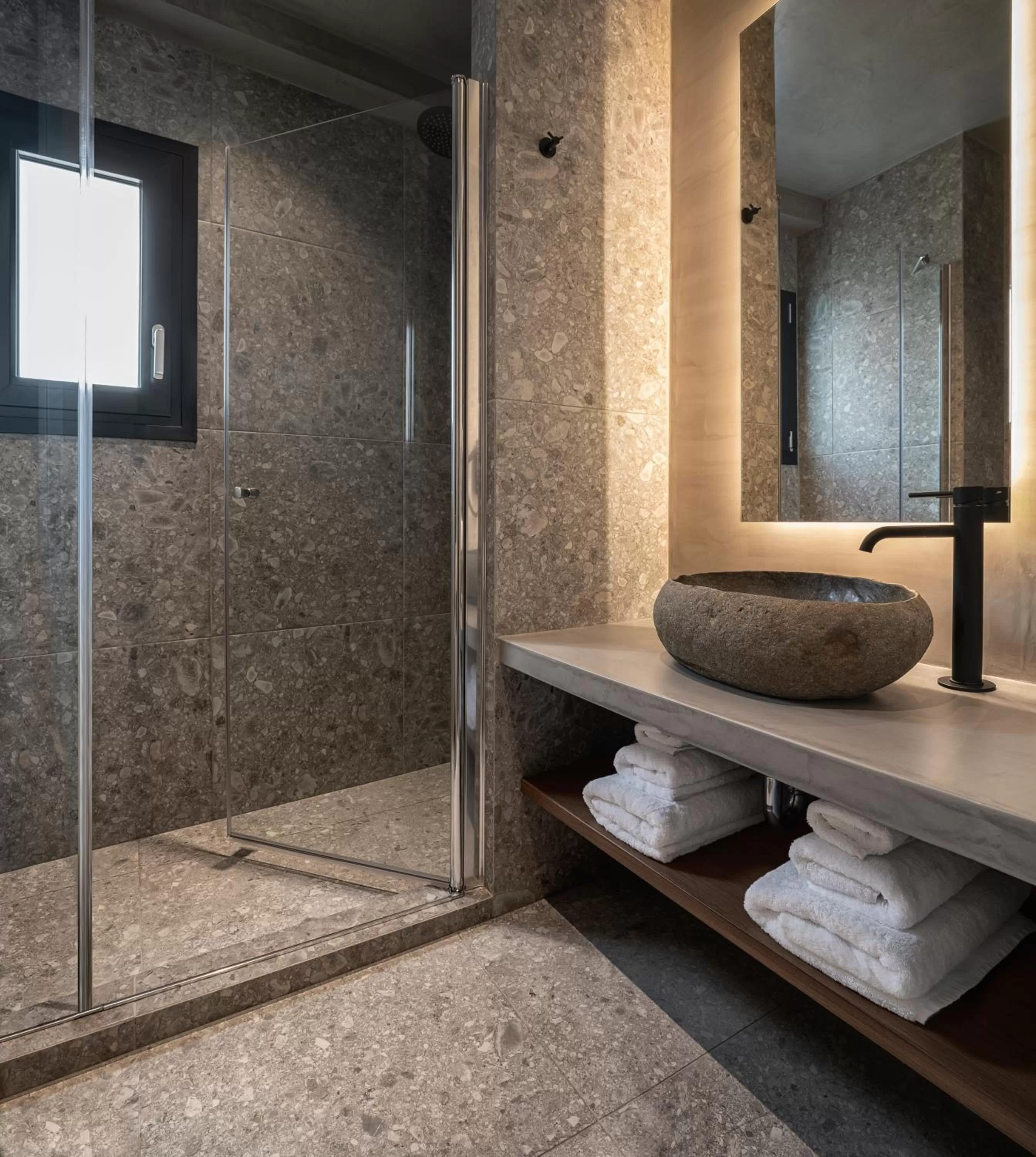 Bathroom in Bob W Athens Akadimia