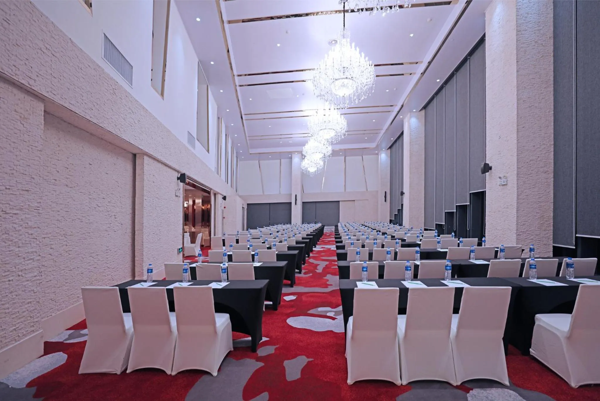 Meeting/conference room in Holiday Inn Shanghai Hongqiao West by IHG
