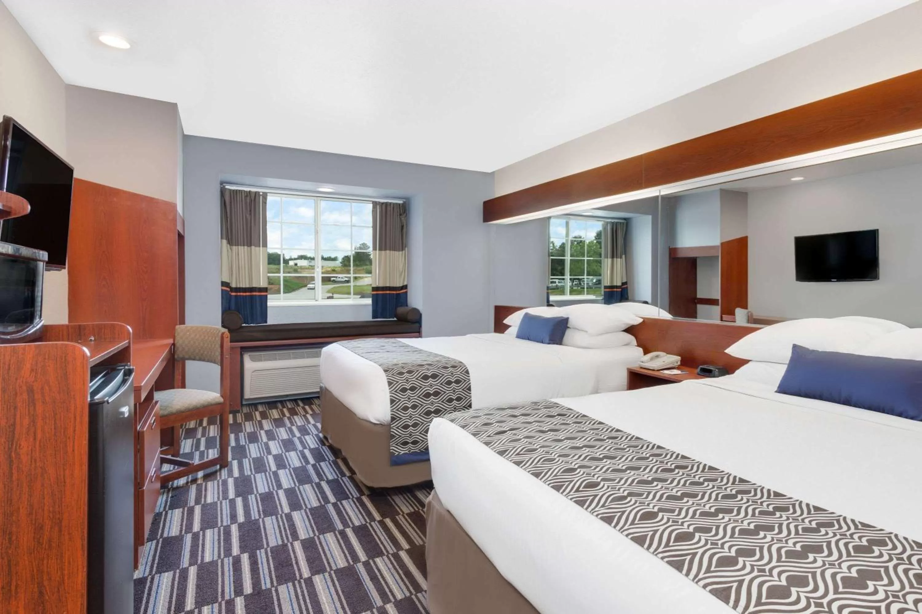 Photo of the whole room, Bed in Microtel Inn & Suites by Wyndham Bremen