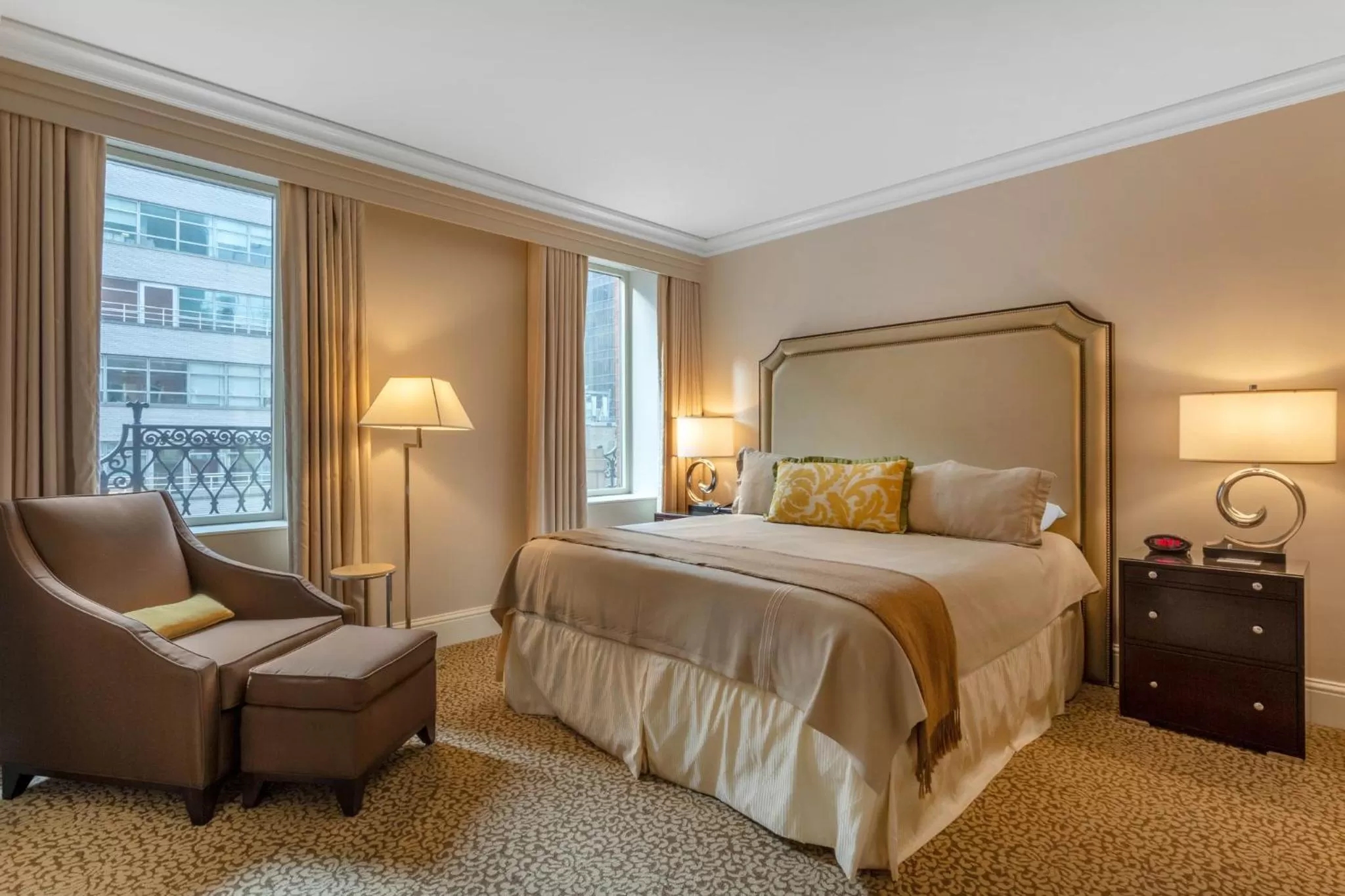 Photo of the whole room, Bed in Omni Berkshire Place