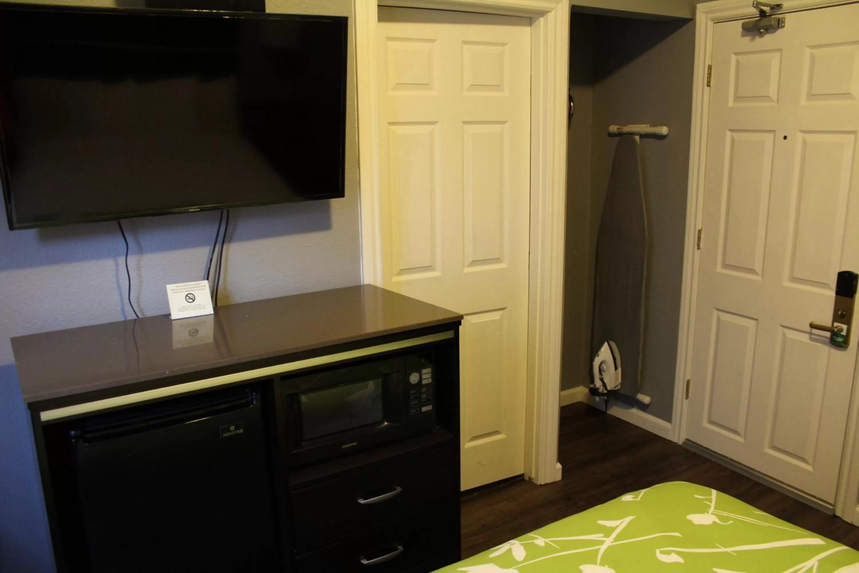 TV and multimedia in Layne Hotel