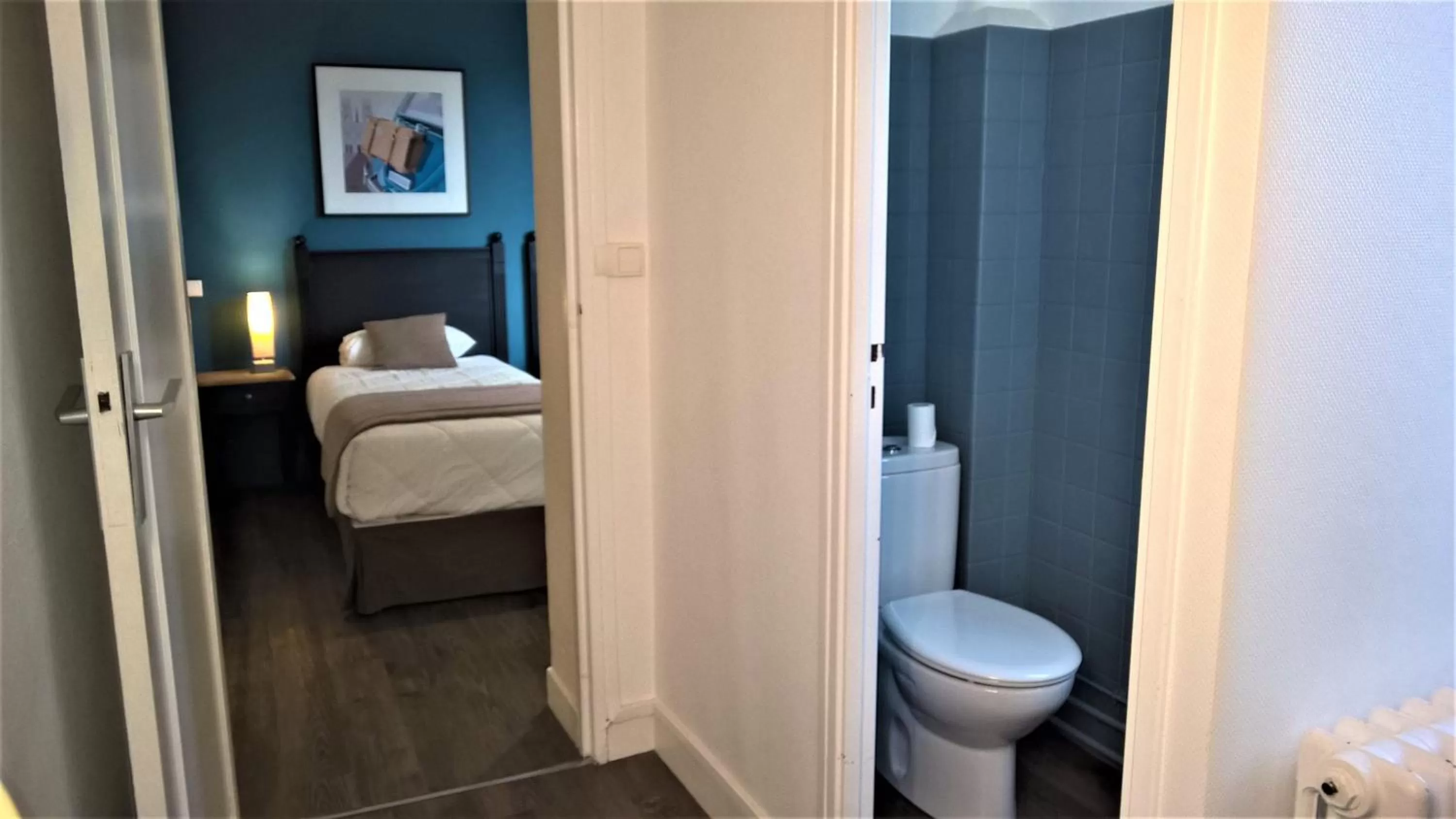 Toilet, Bed in Hotel Des Cedres