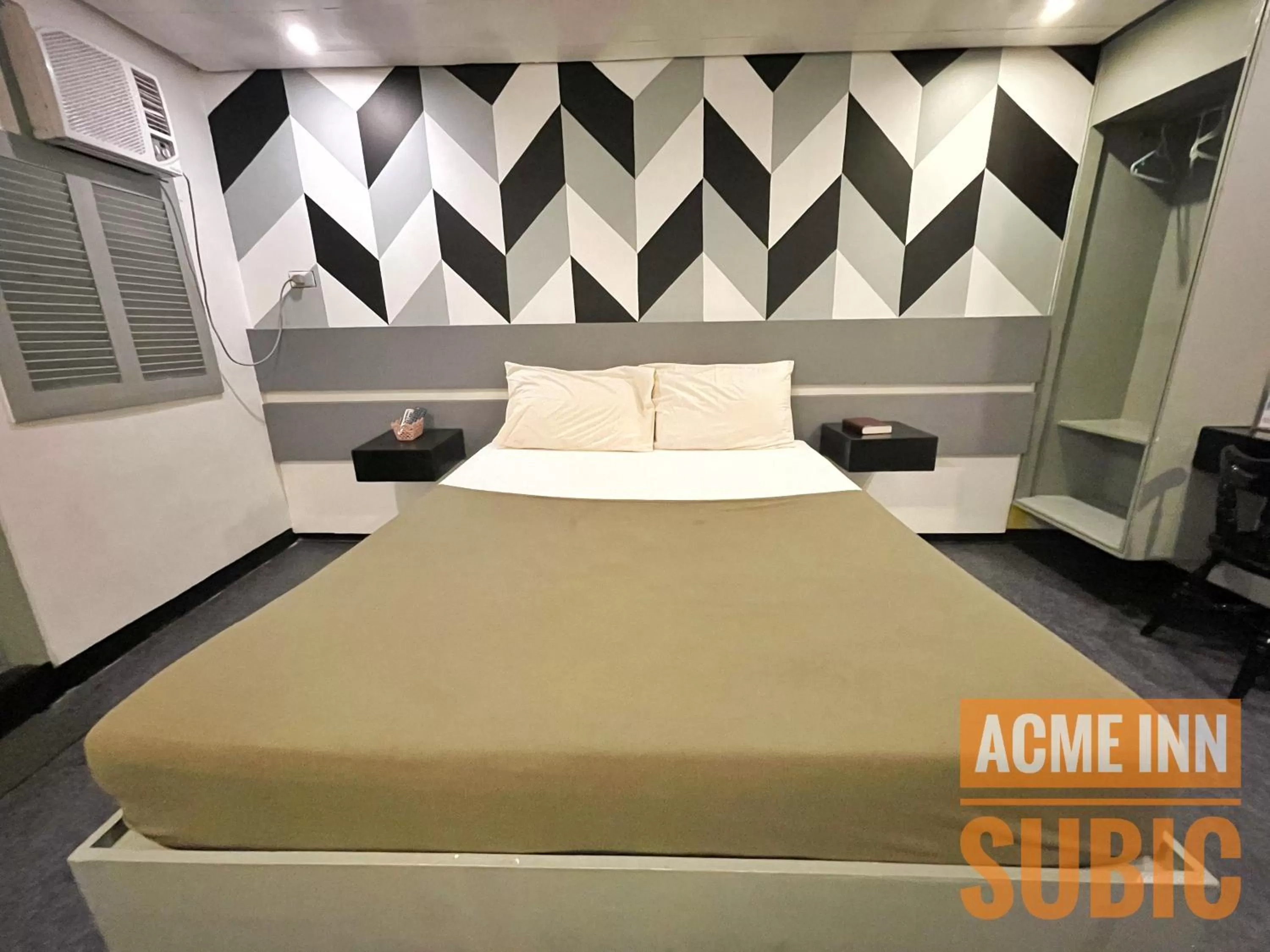 Bed in ACME Inn Subic