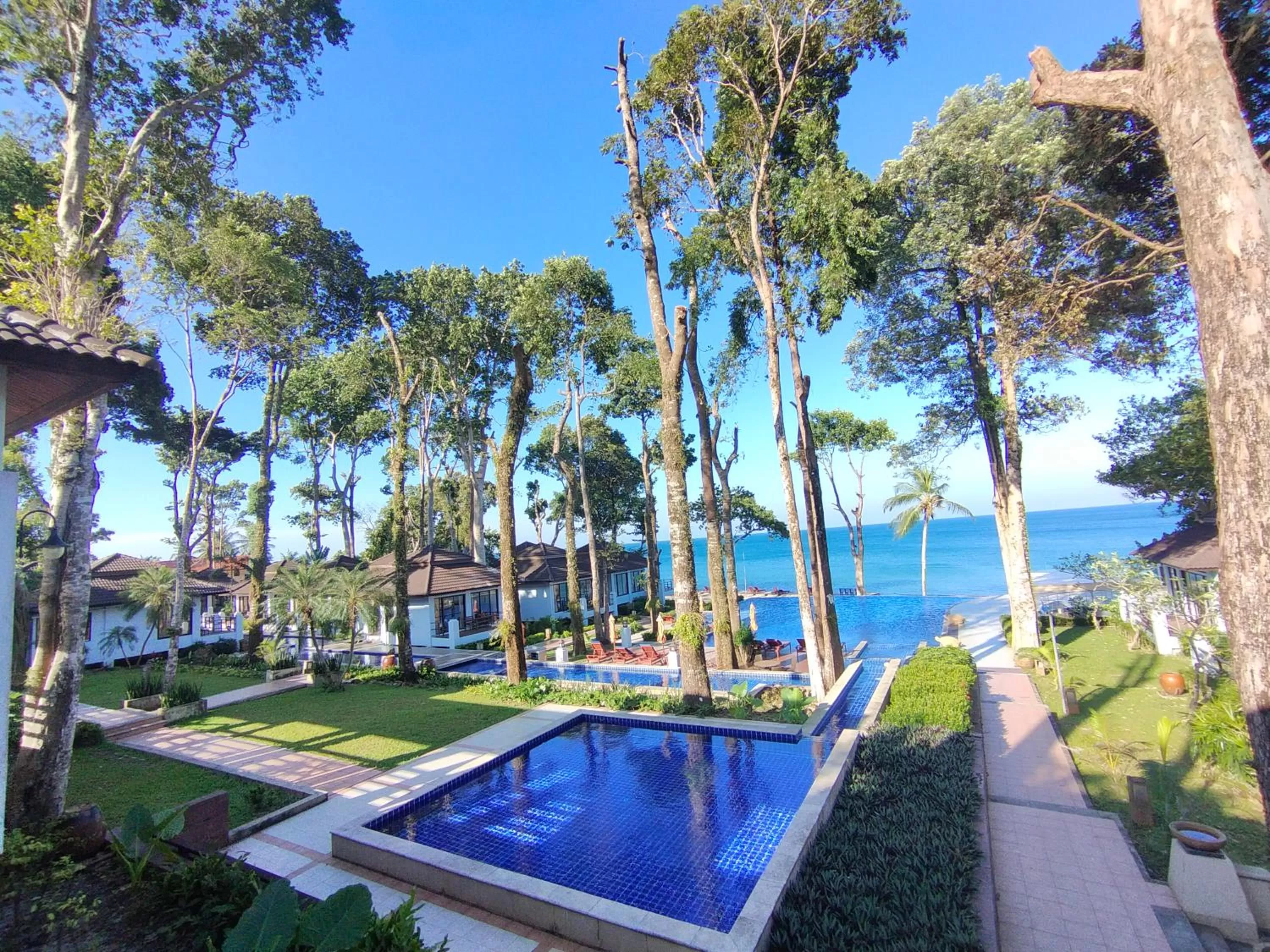 Swimming pool in Chang Buri Resort & Koh Chang Hillside