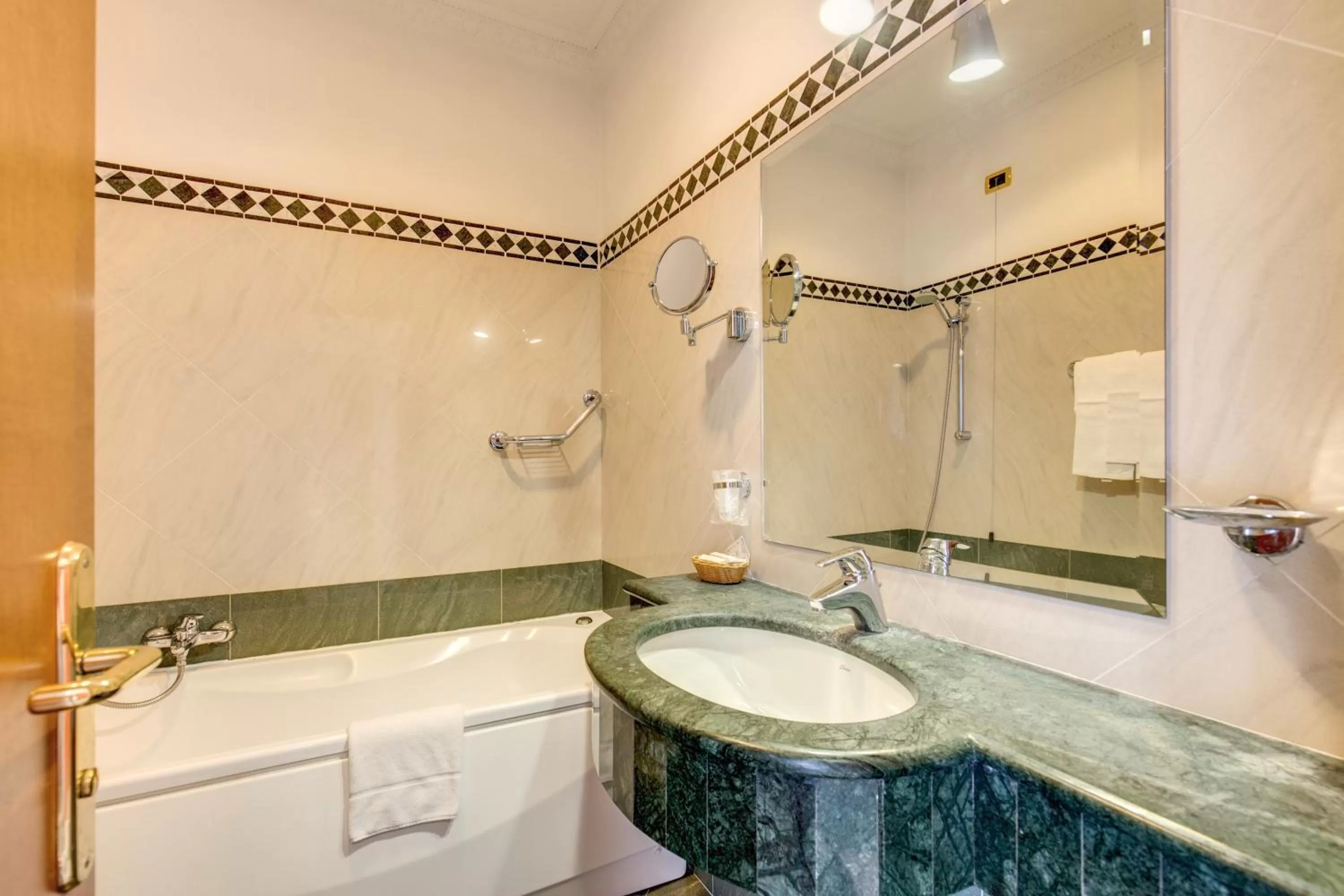 Bathroom in Hotel Contilia