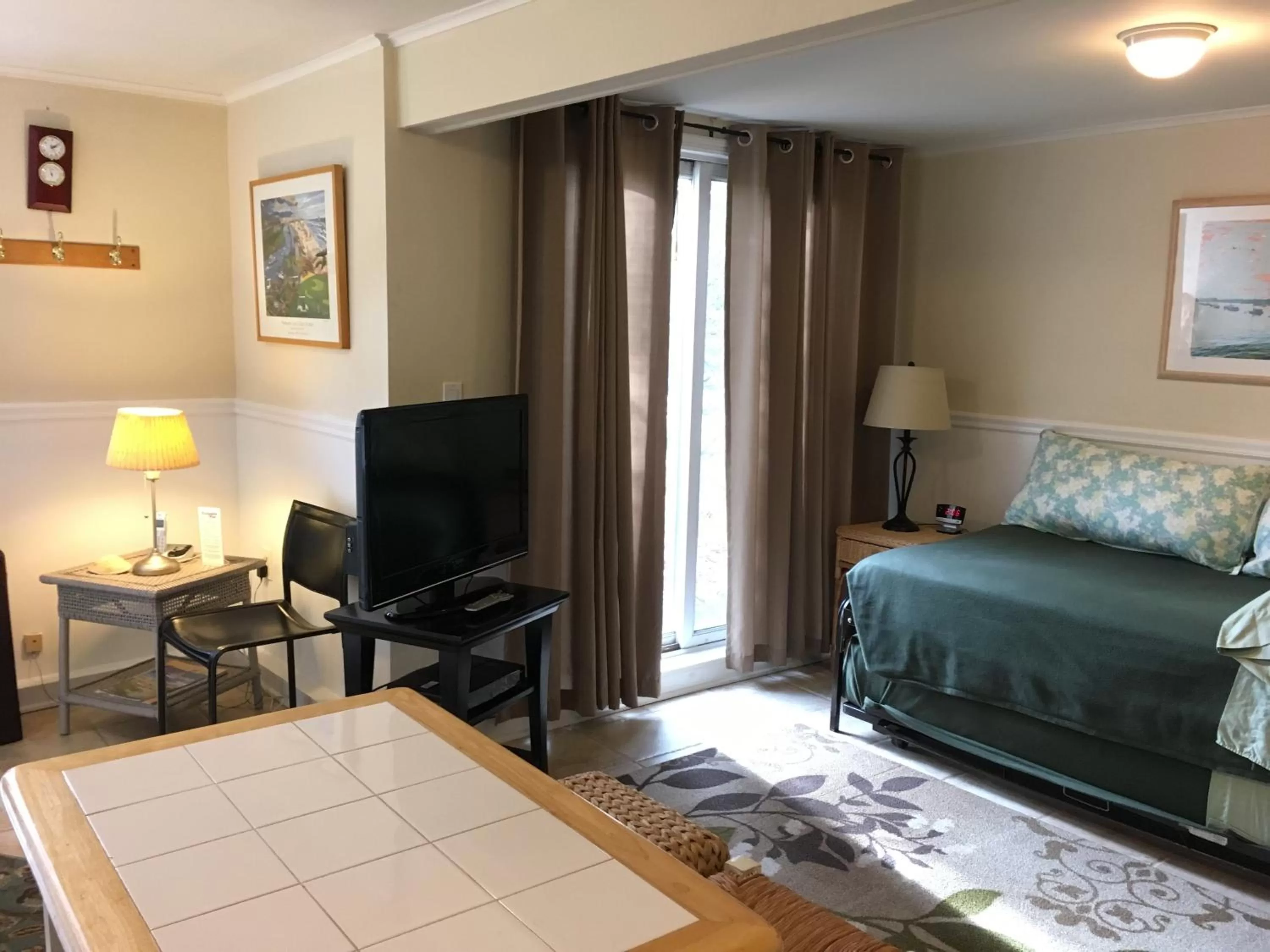 Bed in Westhampton Seabreeze Motel