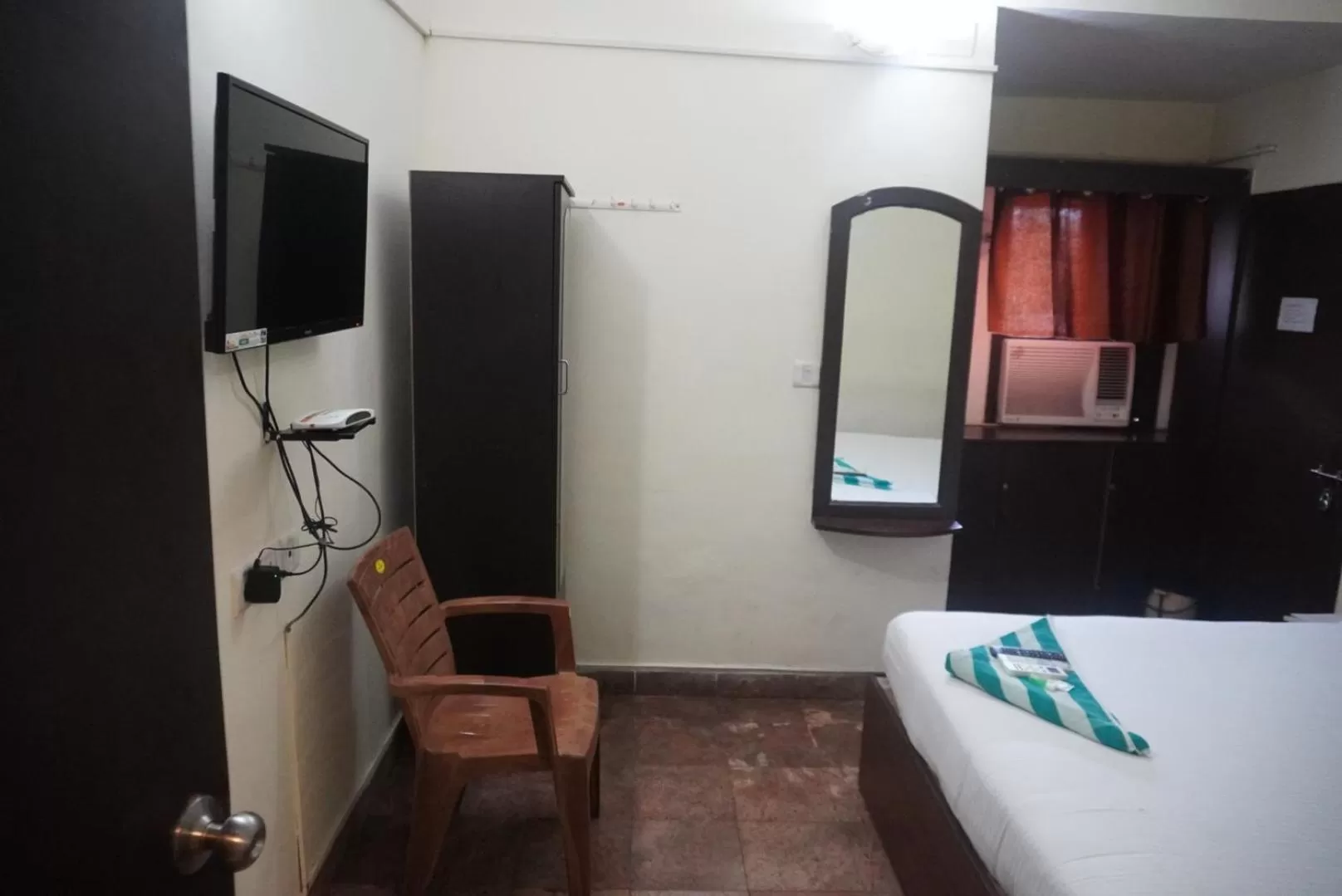 TV and multimedia, Bed in The Dolphin Park Hotel, Virugambakkam
