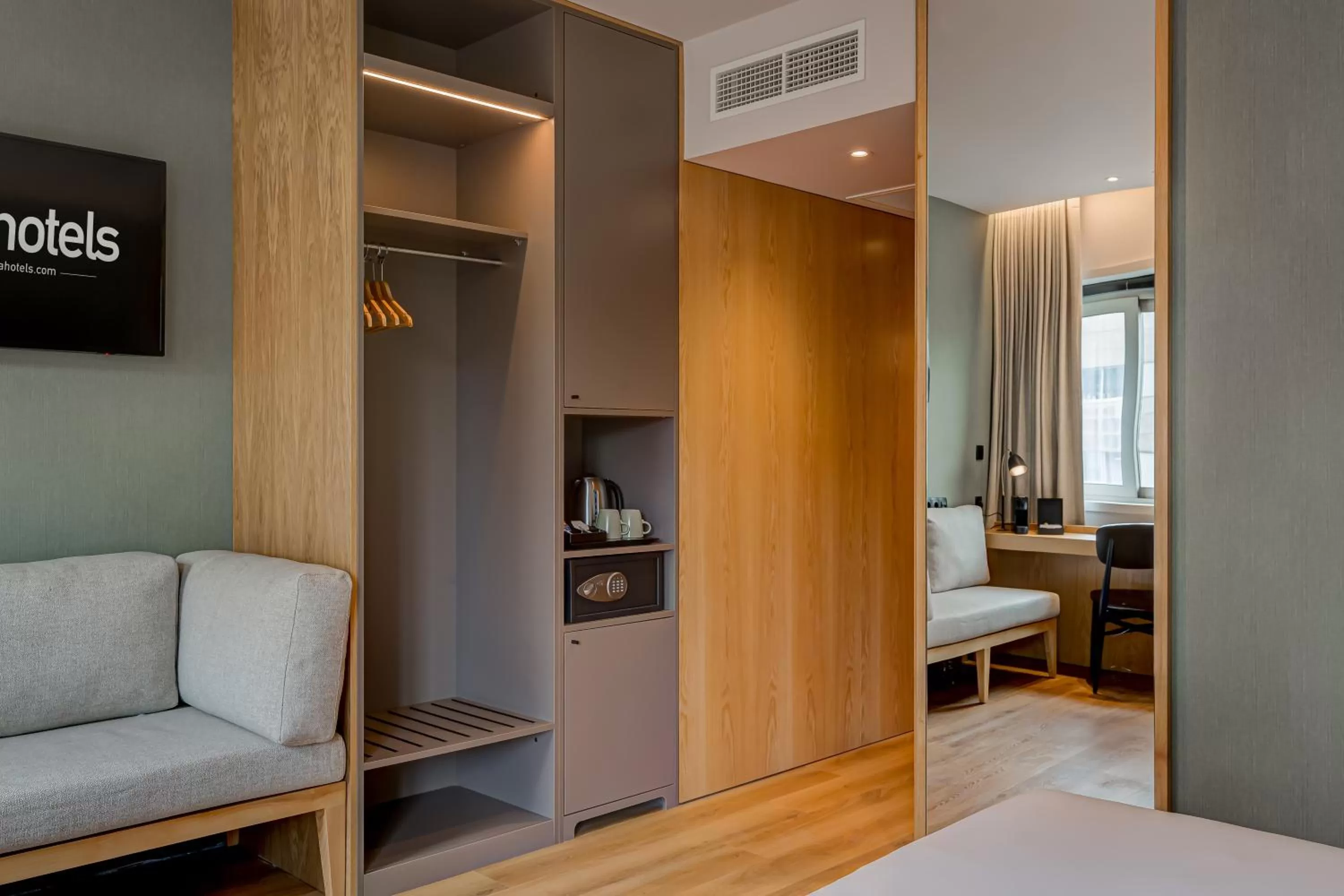 wardrobe, Bed in Acta The Clover