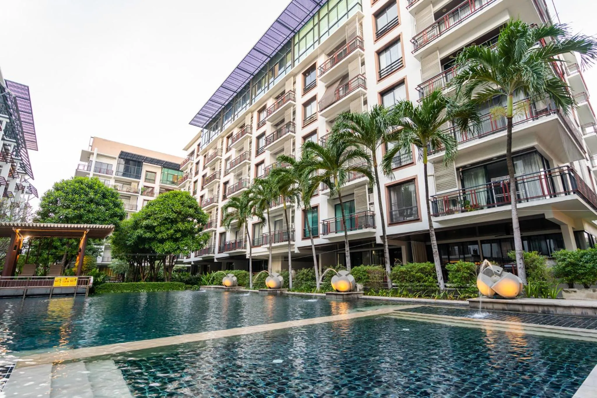 Swimming pool in Amanta Hotel & Residence Ratchada