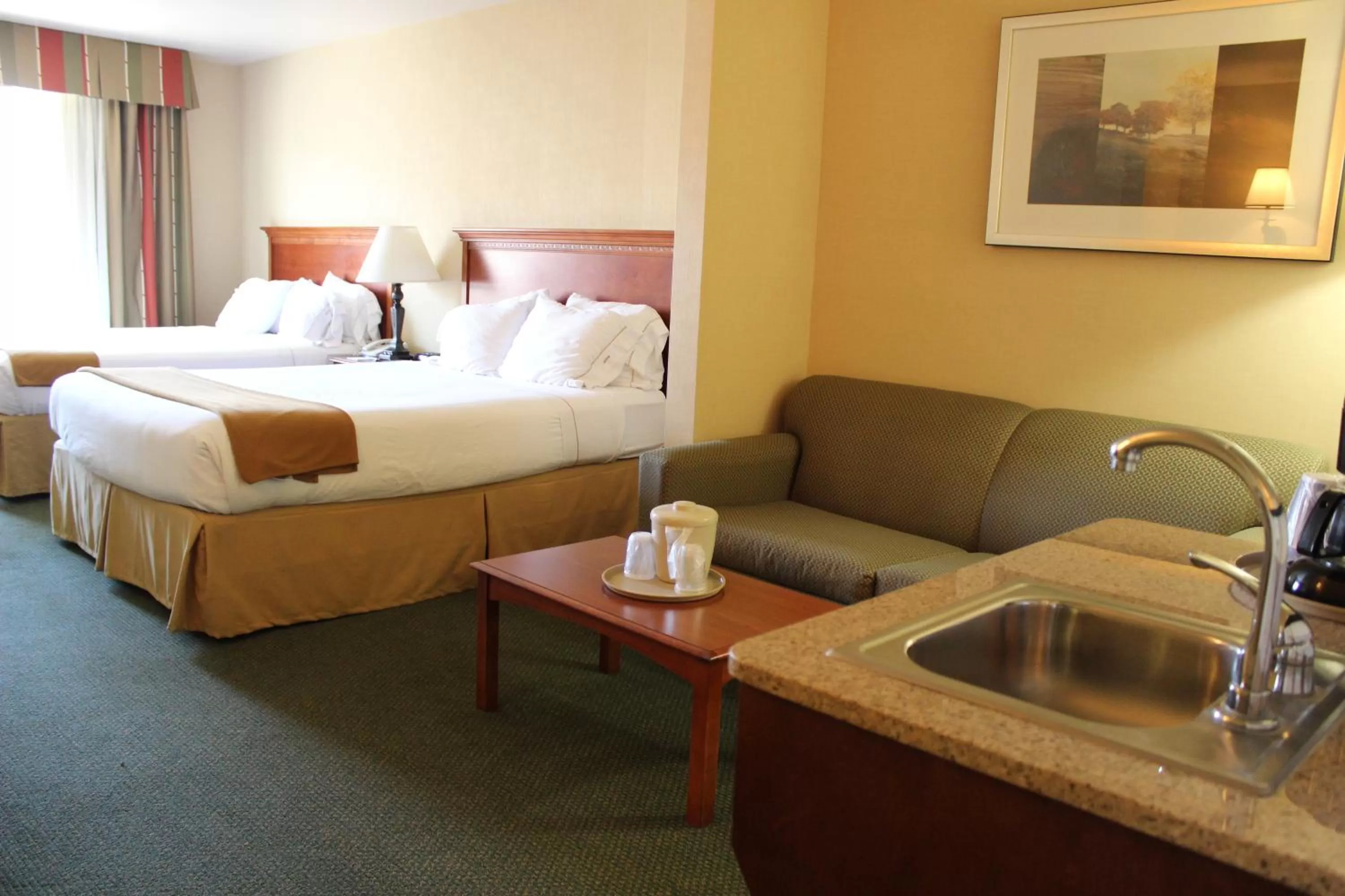 Bed in Holiday Inn Express Tehachapi by IHG