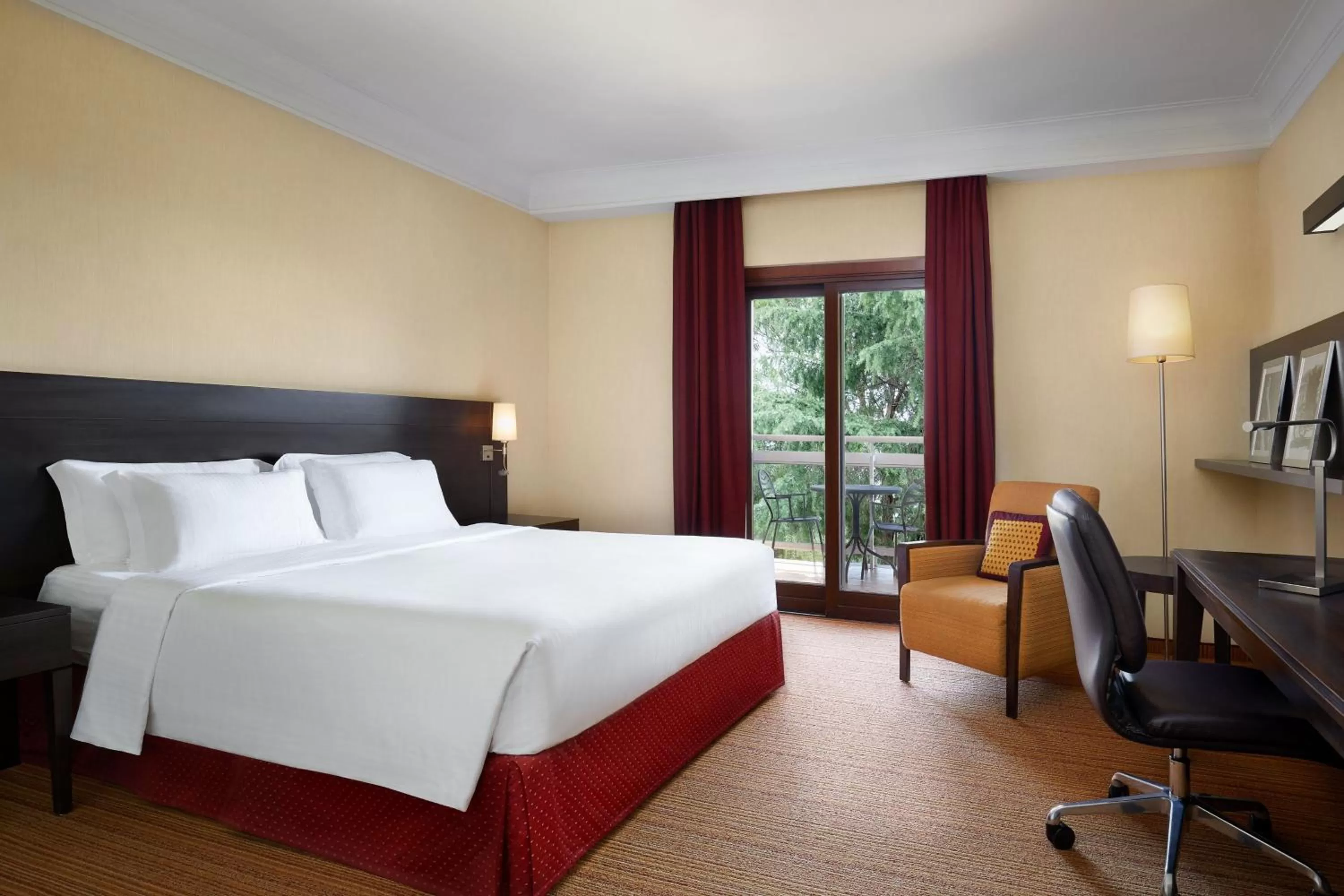 Photo of the whole room, Bed in Courtyard by Marriott Rome Central Park