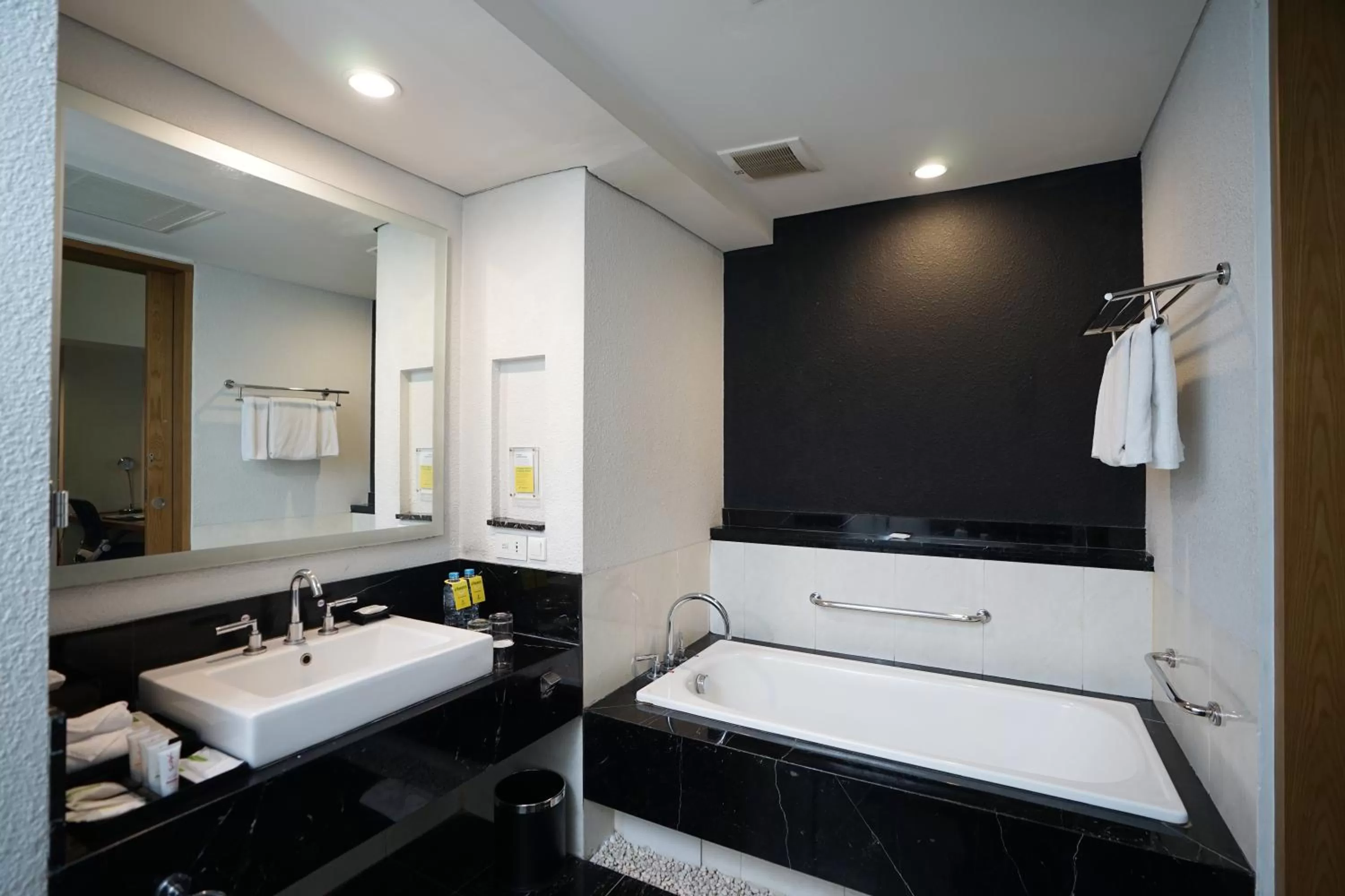 Shower, Bed in Holiday Inn Bandung Pasteur by IHG