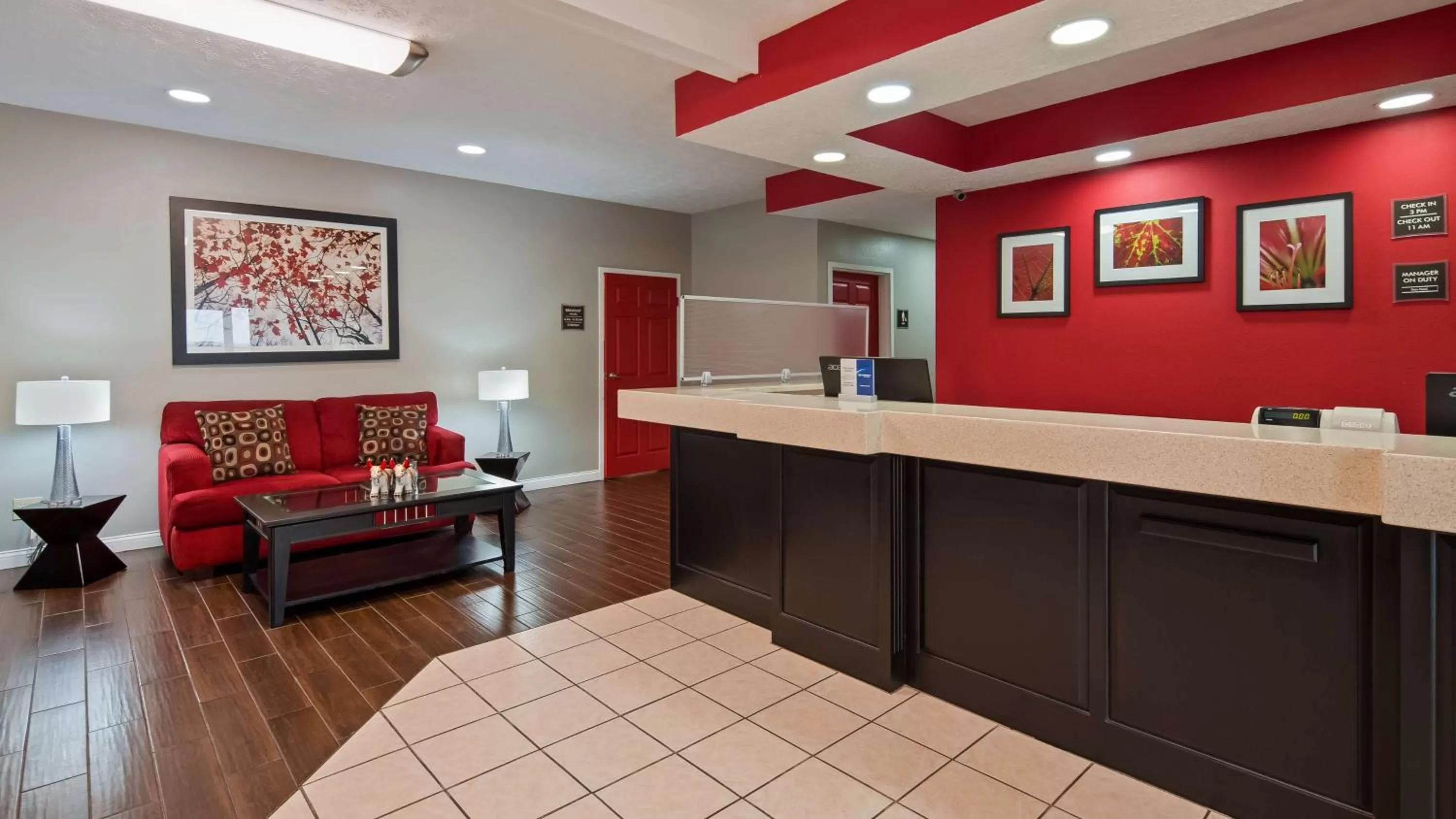 Lobby or reception in Best Western Paris Inn