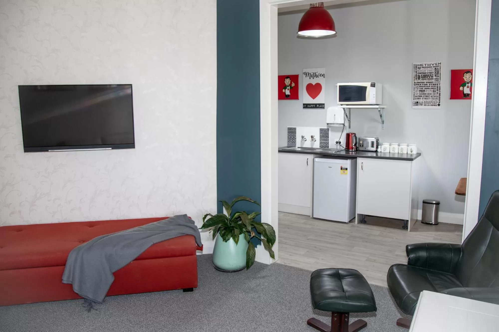 Communal lounge/ TV room in The Brown Pub