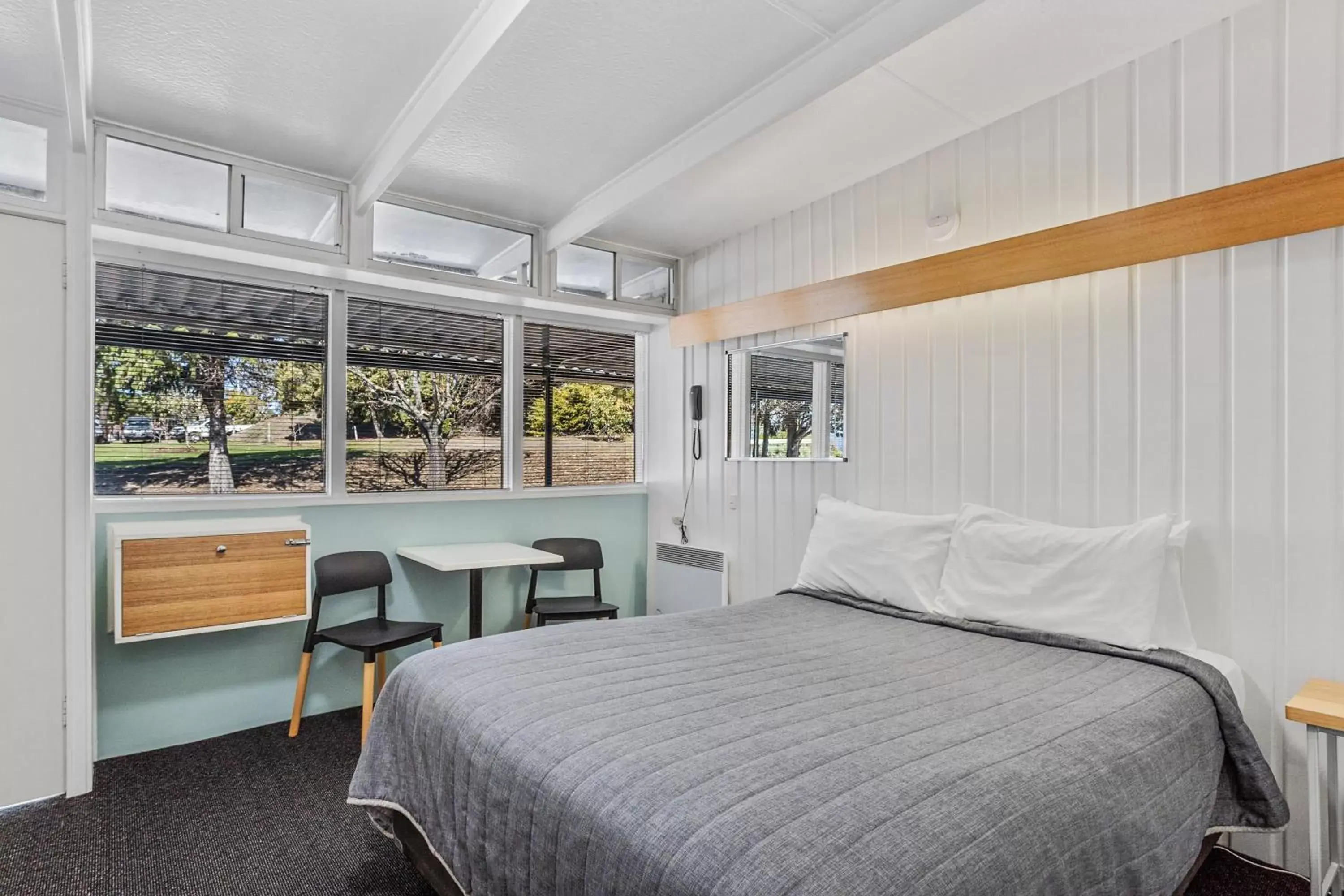 Budget Queen Room in Riverfront Motel & Restaurant Budget Queen Room in Riverfront Motel & Restaurant