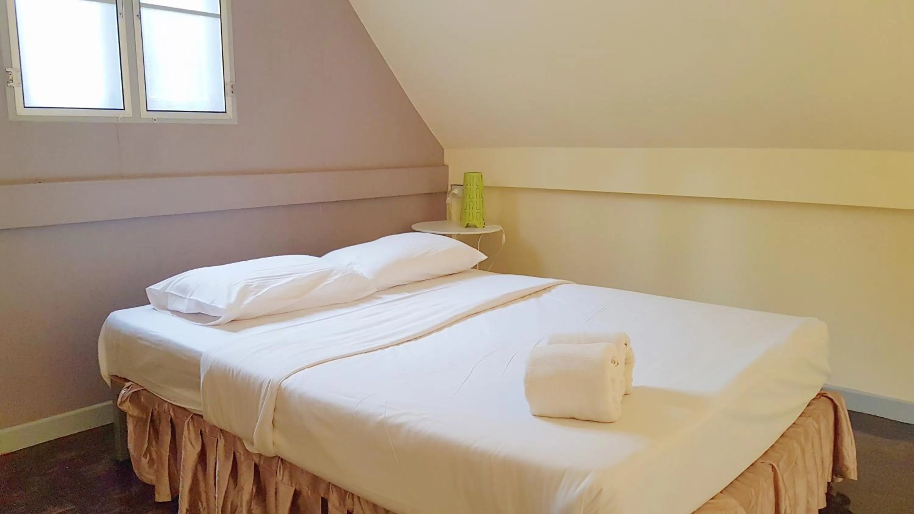 Photo of the whole room, Bed in Brookside Valley Resort