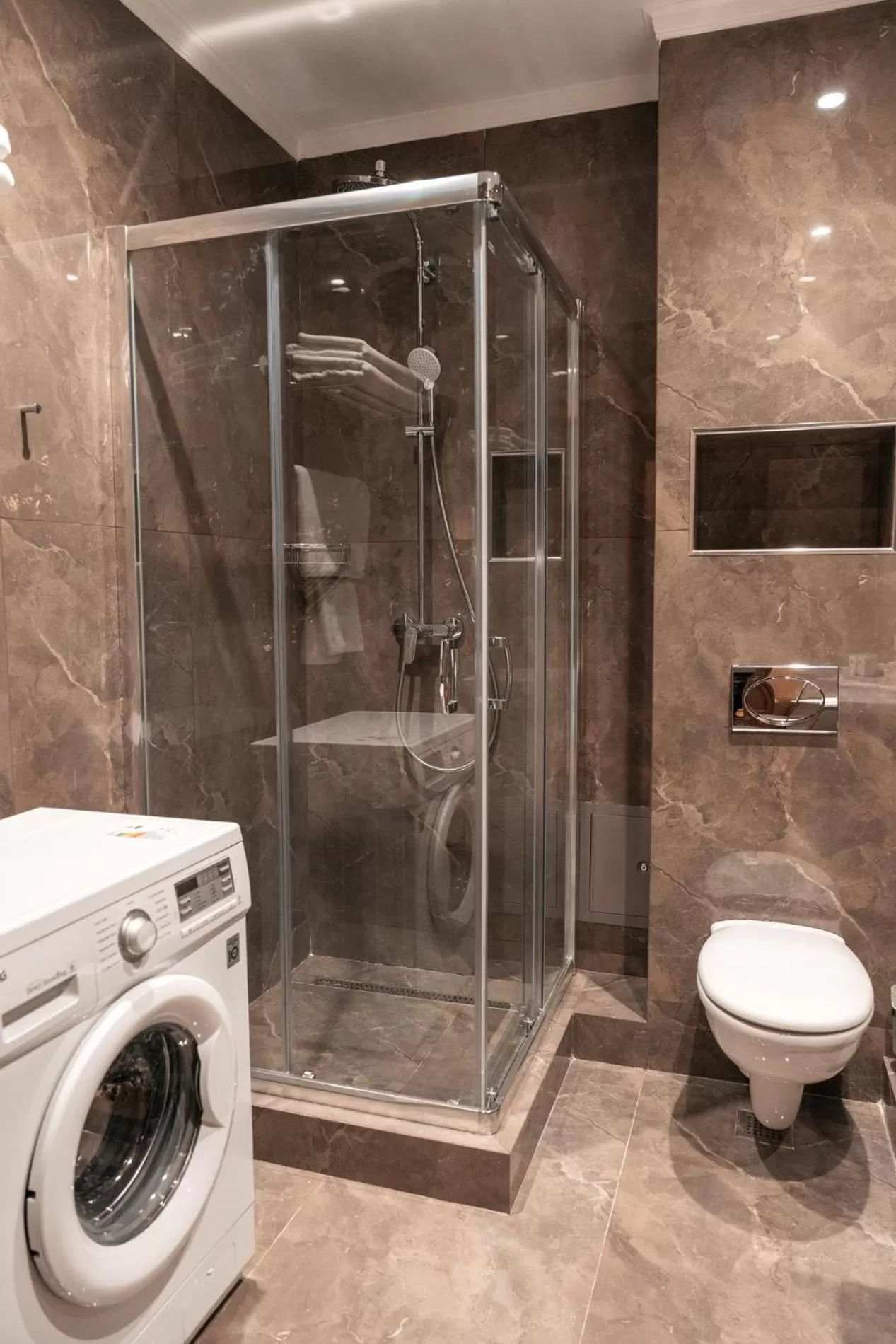 Shower in Raavah Aparthotel