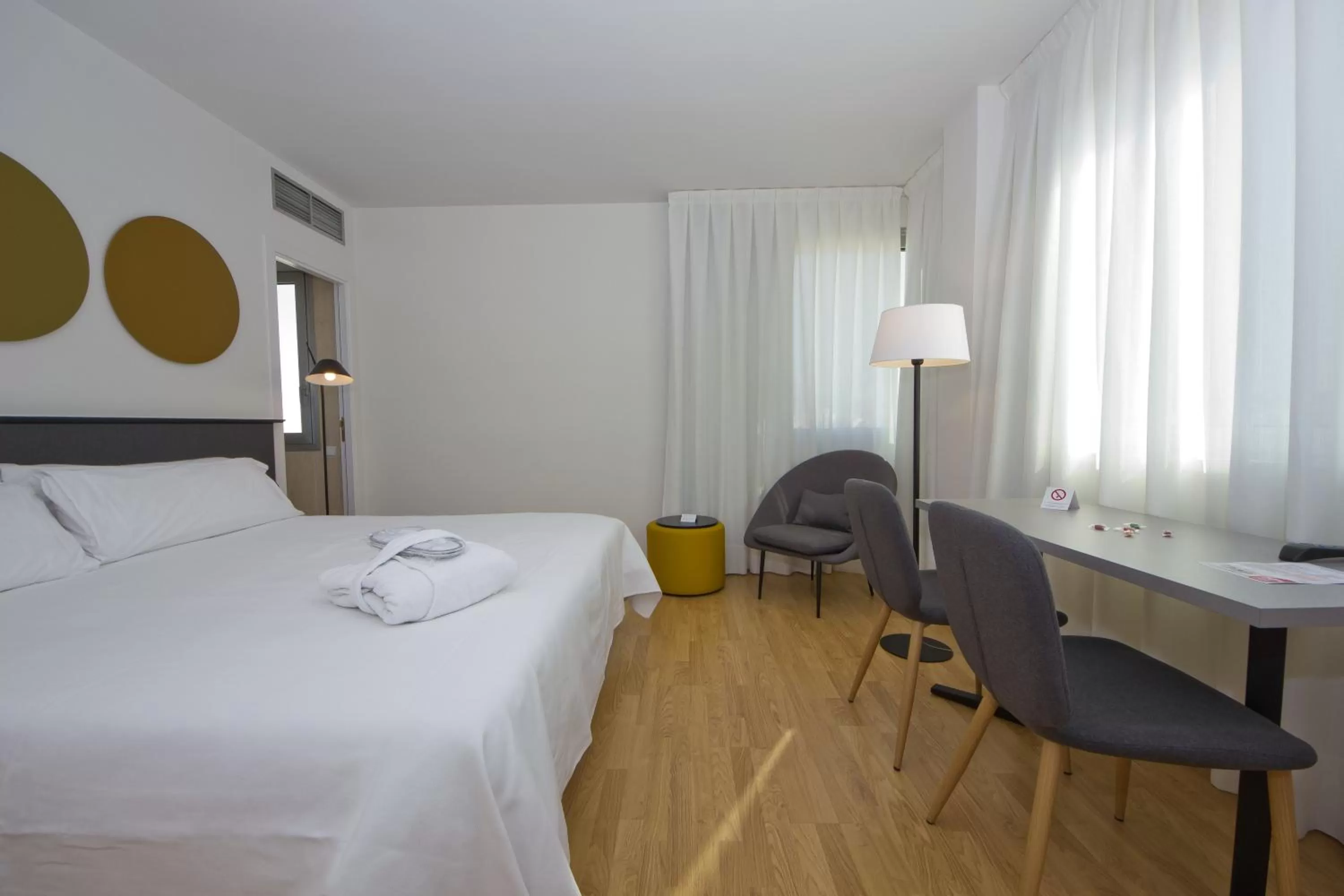 Living room, Bed in Aparthotel Atenea Valles