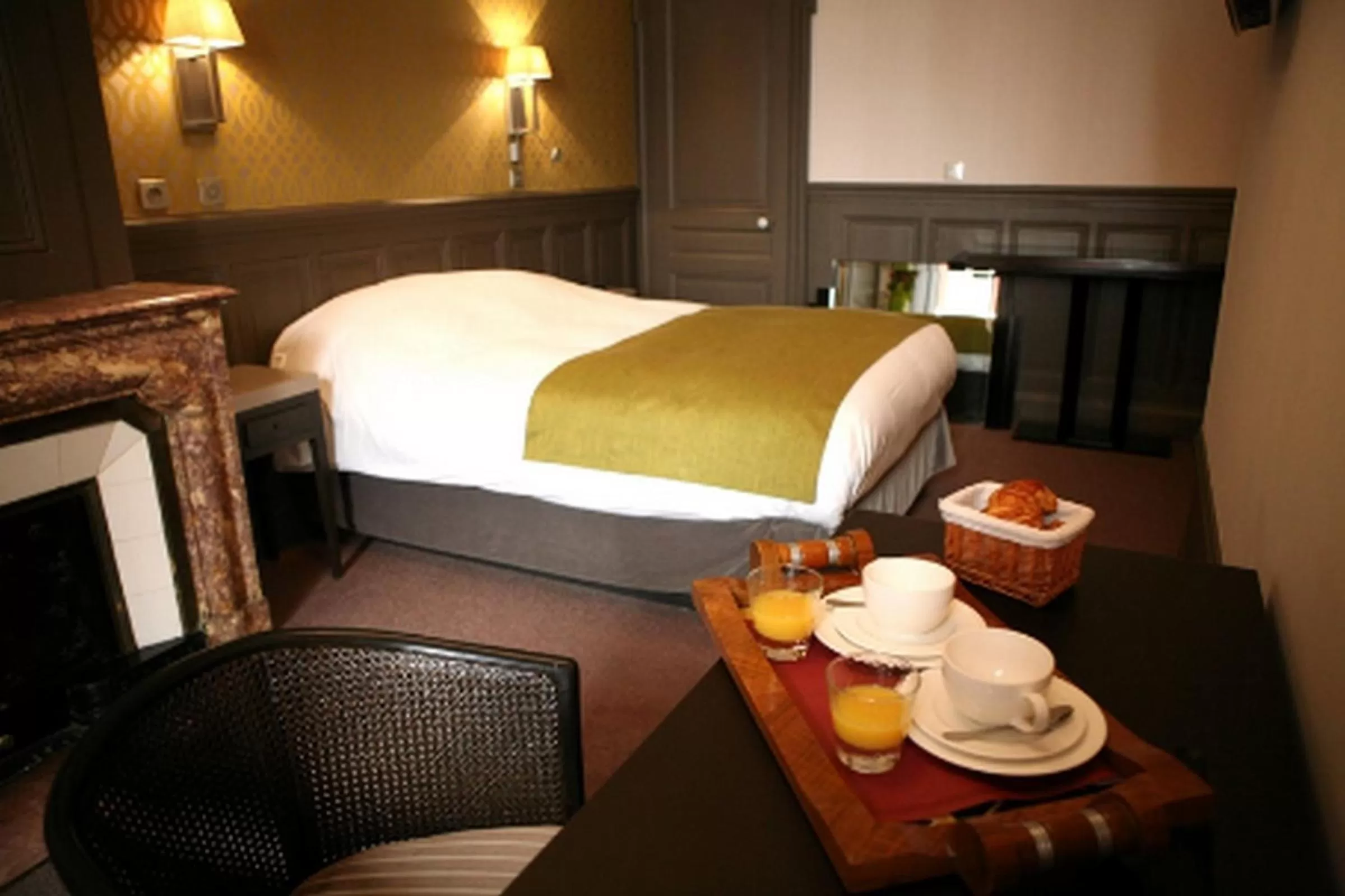 Photo of the whole room, Bed in Bayard Bellecour