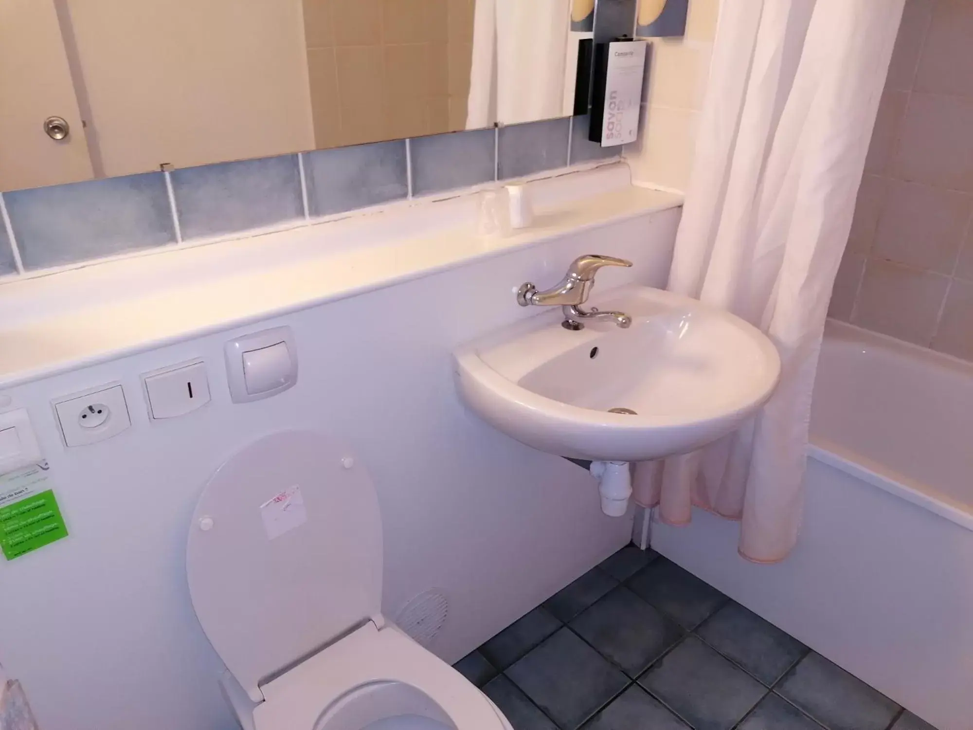 Double Room in Campanile Perpignan Sud Double Room in Campanile Perpignan Sud