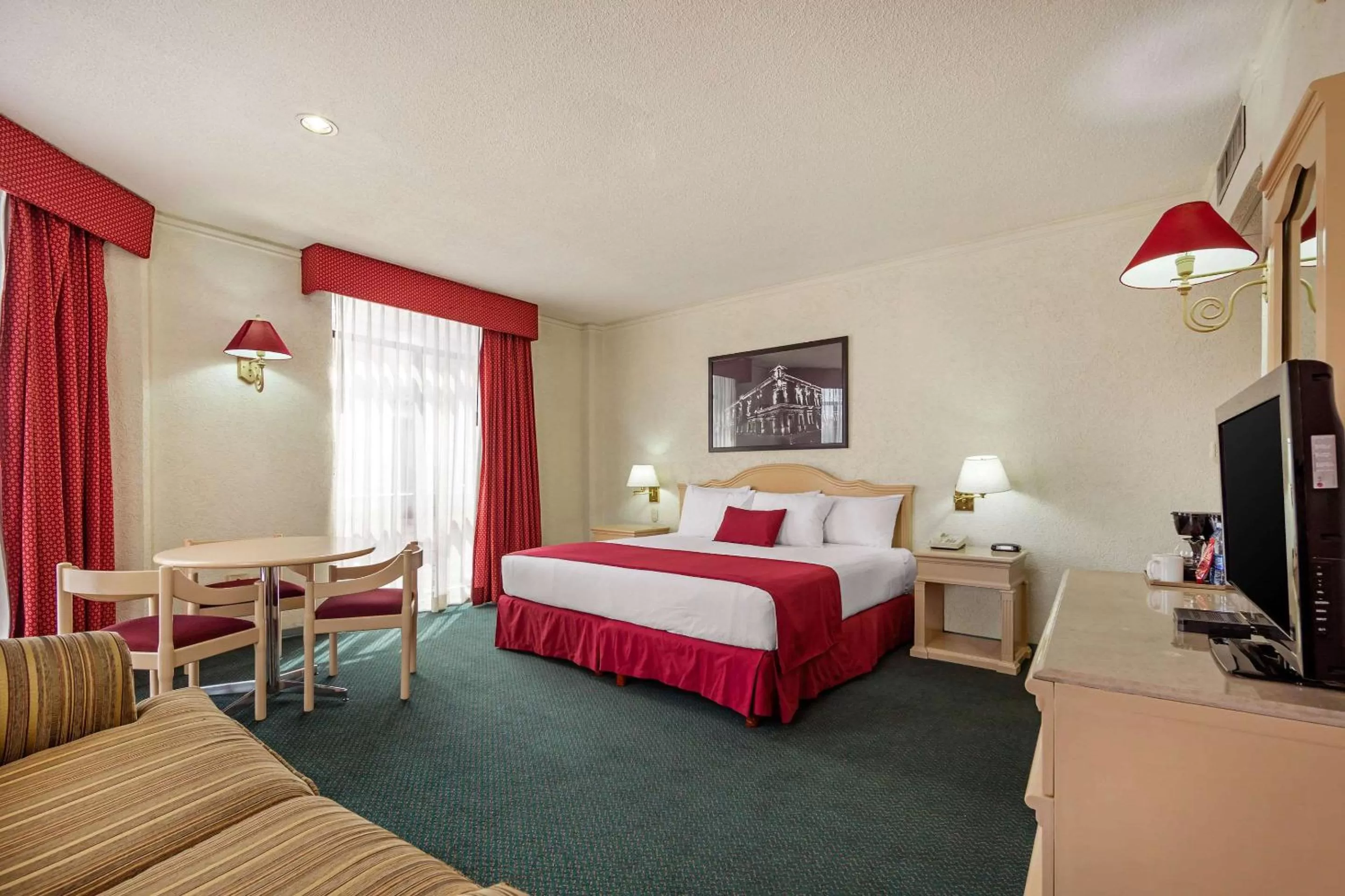 Photo of the whole room, Bed in Quality Inn Aguascalientes