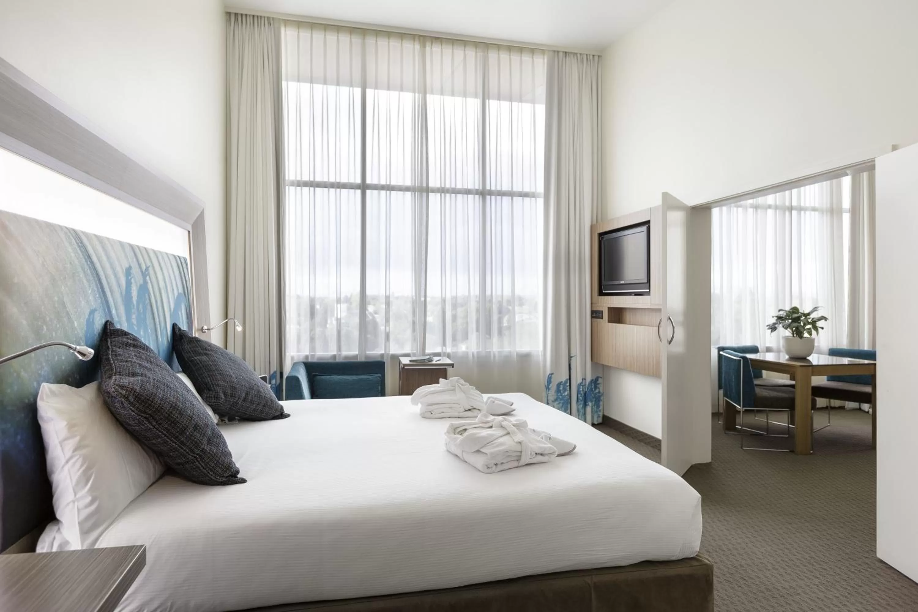 Shower, Bed in Novotel Tainui Hamilton