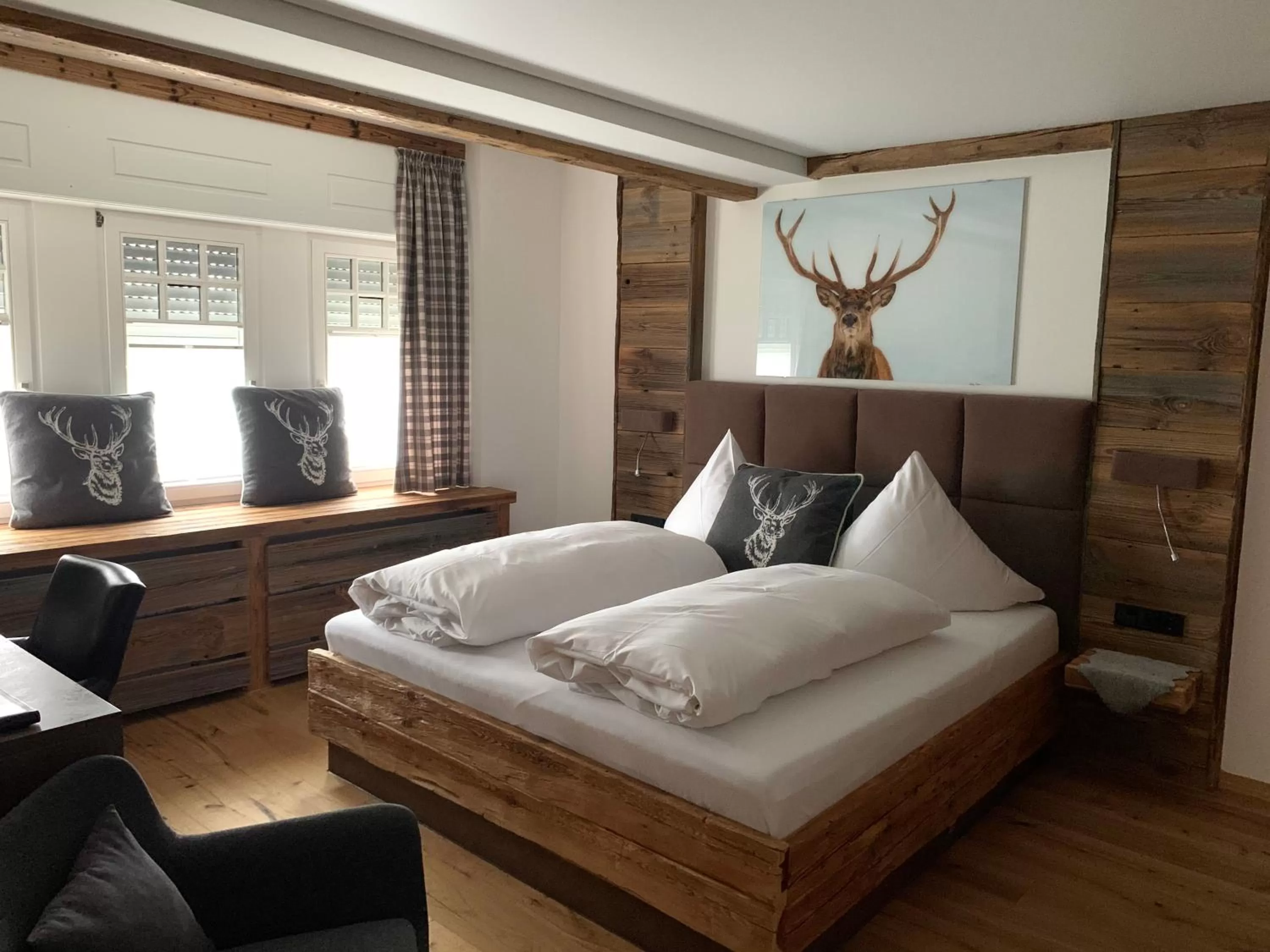 Seating area, Bed in Villa Thea Hotel am Rosengarten